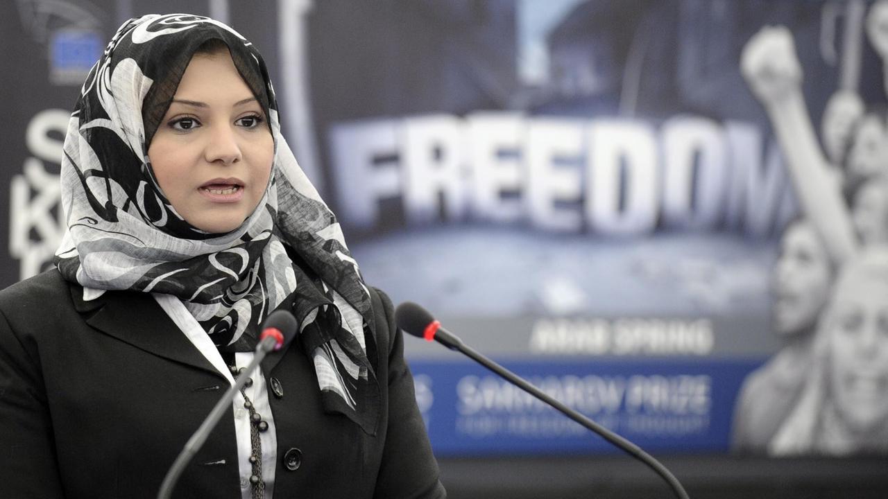 Aktivistin Asmaa Mahfouz zeichnet eine Woche vor Beginn des Aufstandes in Kairo einen leidenschaftlichen Appell mit ihrer Videokamera auf. Aktivistin Asmaa Mahfouz zeichnet eine Woche vor Beginn des Aufstandes in Kairo einen leidenschaftlichen Appell mit ihrer Videokamera auf.