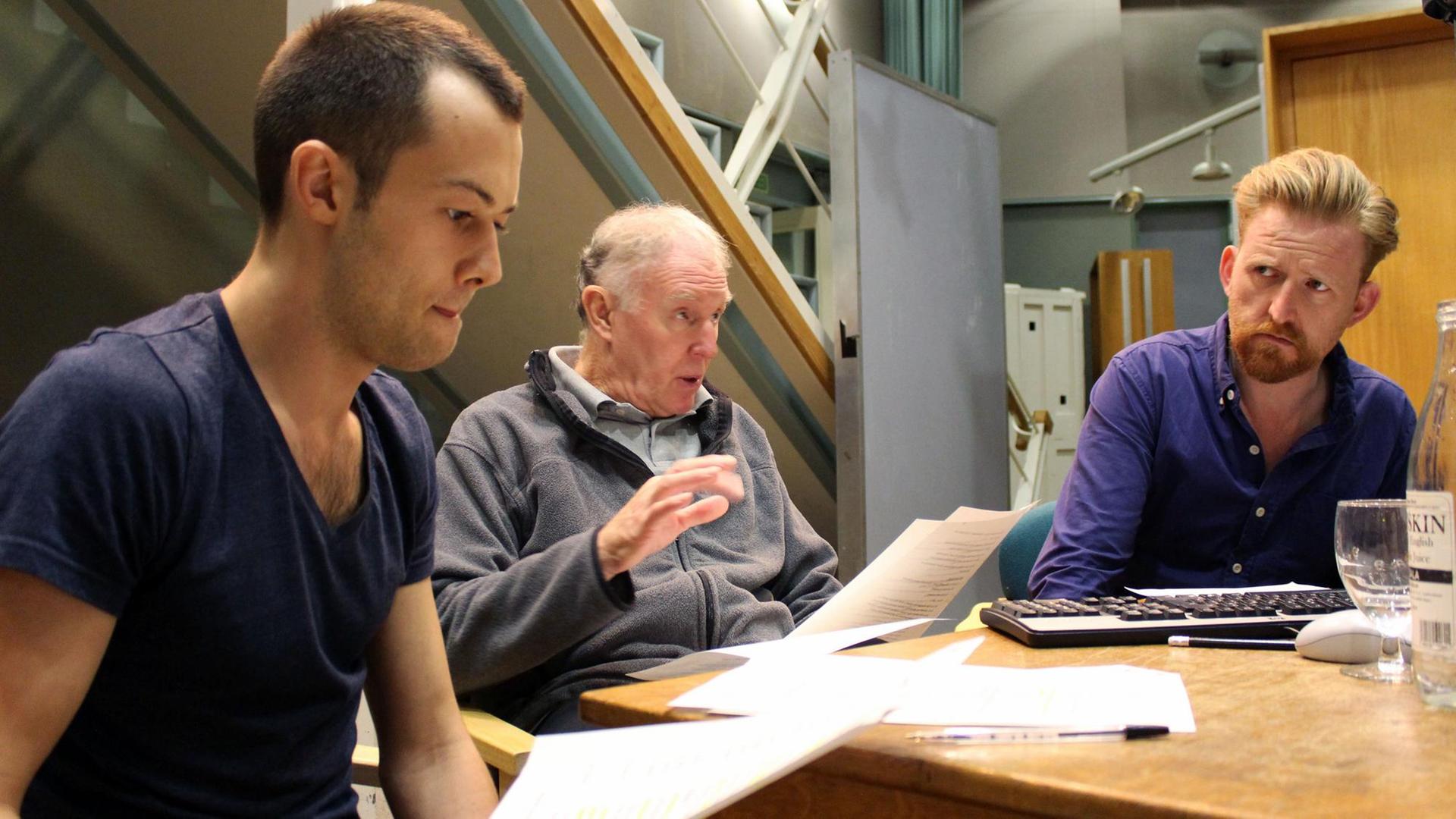 von links nach rechts: Will Howard, Tim Pigott-Smith und Tom Goodman-Hill besprechen eine Szene aus "Borgen - Outside the Castle" von links nach rechts: Will Howard, Tim Pigott-Smith und Tom Goodman-Hill besprechen eine Szene aus "Borgen - Outside the Castle"