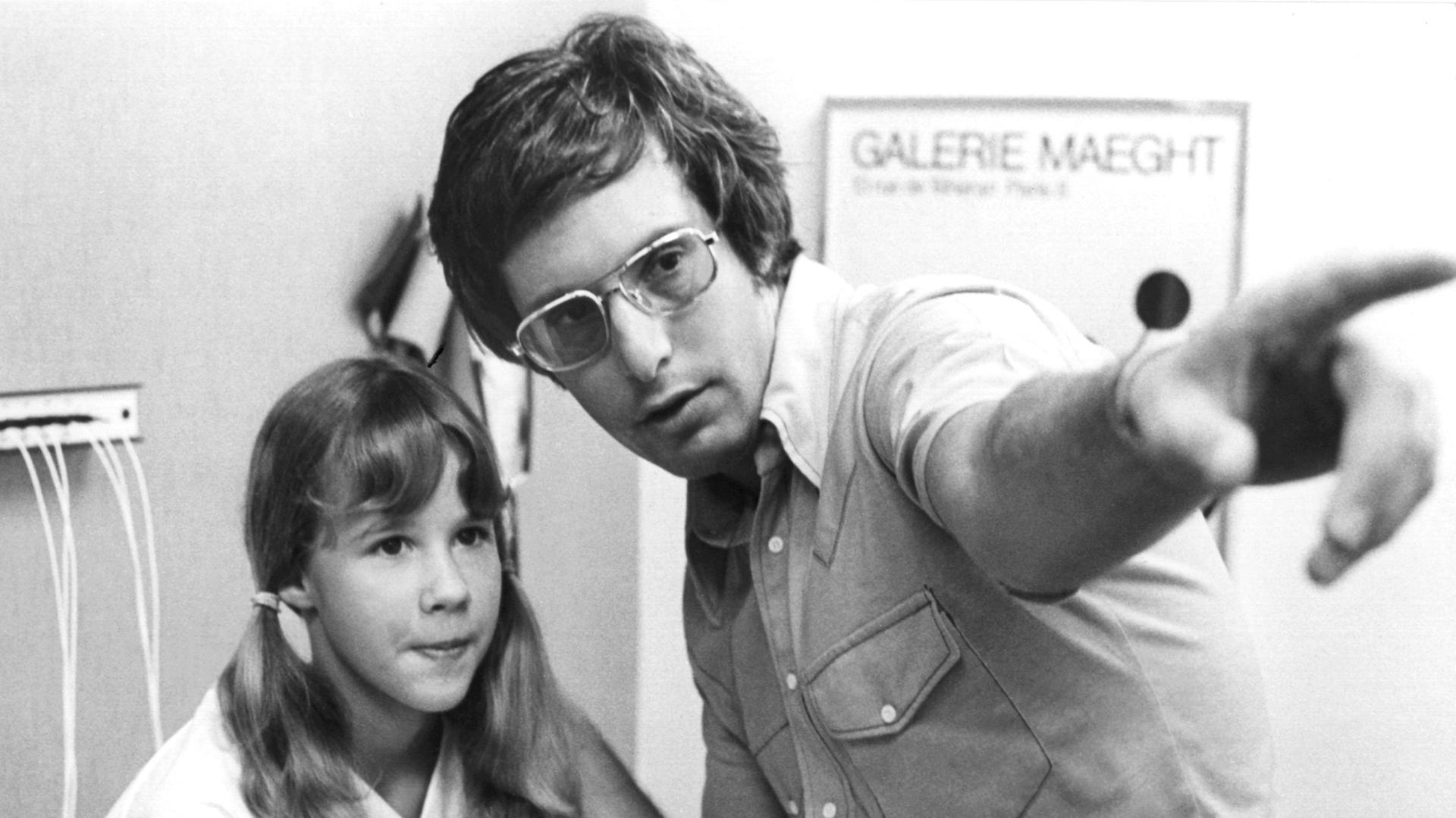Regisseur William Friedkin und Hauptdarstellerin Linda Blair 1973 am Set des Films "Der Exorzist". Regisseur William Friedkin und Hauptdarstellerin Linda Blair 1973 am Set des Films "Der Exorzist".