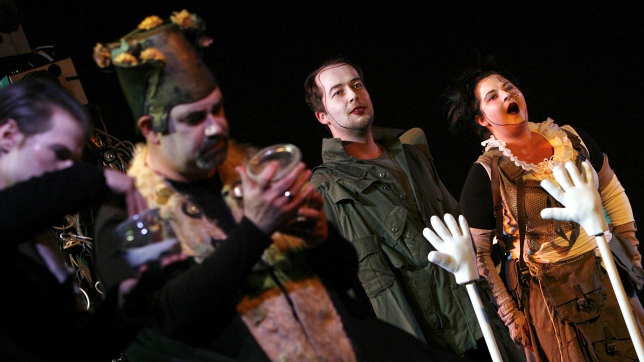 Bei einer Fotoprobe zur Oper "Der Kaiser von Atlantis oder Die Tod-Verweigerung" agiert Lisa Laccisaglia (r) als Soldat am 21.05.2008 im Konzerthaus in Berlin, Foto: Rainer Jensen dpa +++(c) dpa - Report+++ | Verwendung weltweit Bei einer Fotoprobe zur Oper "Der Kaiser von Atlantis oder Die Tod-Verweigerung" agiert Lisa Laccisaglia (r) als Soldat am 21.05.2008 im Konzerthaus in Berlin, Foto: Rainer Jensen dpa +++(c) dpa - Report+++ | Verwendung weltweit