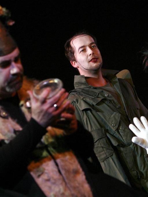 Bei einer Fotoprobe zur Oper "Der Kaiser von Atlantis oder Die Tod-Verweigerung" agiert Lisa Laccisaglia (r) als Soldat am 21.05.2008 im Konzerthaus in Berlin, Foto: Rainer Jensen dpa +++(c) dpa - Report+++ | Verwendung weltweit