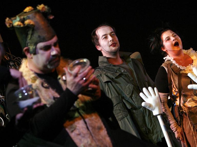 Bei einer Fotoprobe zur Oper "Der Kaiser von Atlantis oder Die Tod-Verweigerung" agiert Lisa Laccisaglia (r) als Soldat am 21.05.2008 im Konzerthaus in Berlin, Foto: Rainer Jensen dpa +++(c) dpa - Report+++ | Verwendung weltweit