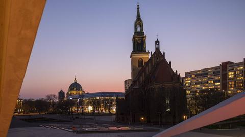 Die Marienkirche im Abendlicht auf leerem Platz.