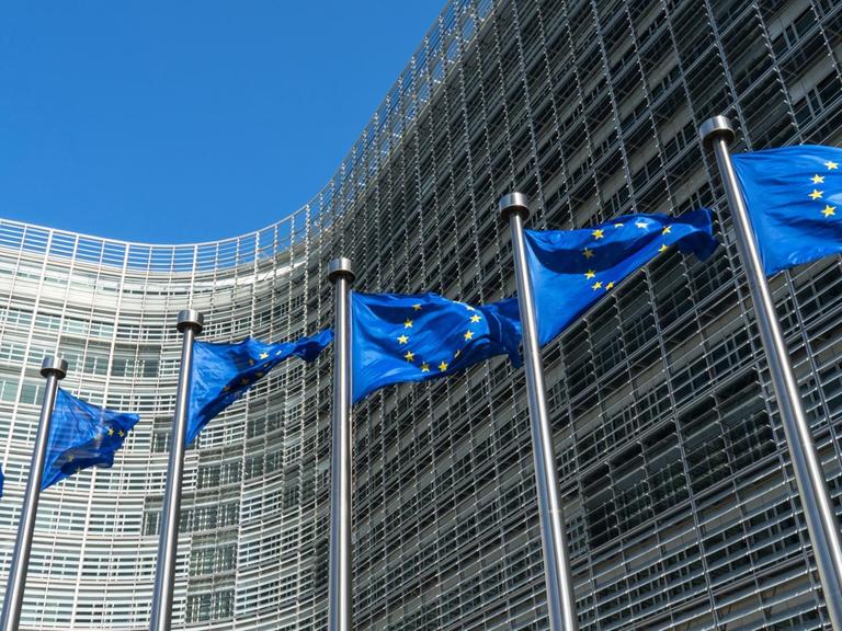Europaflaggen vor der Europäischen Kommission in Brüssel.