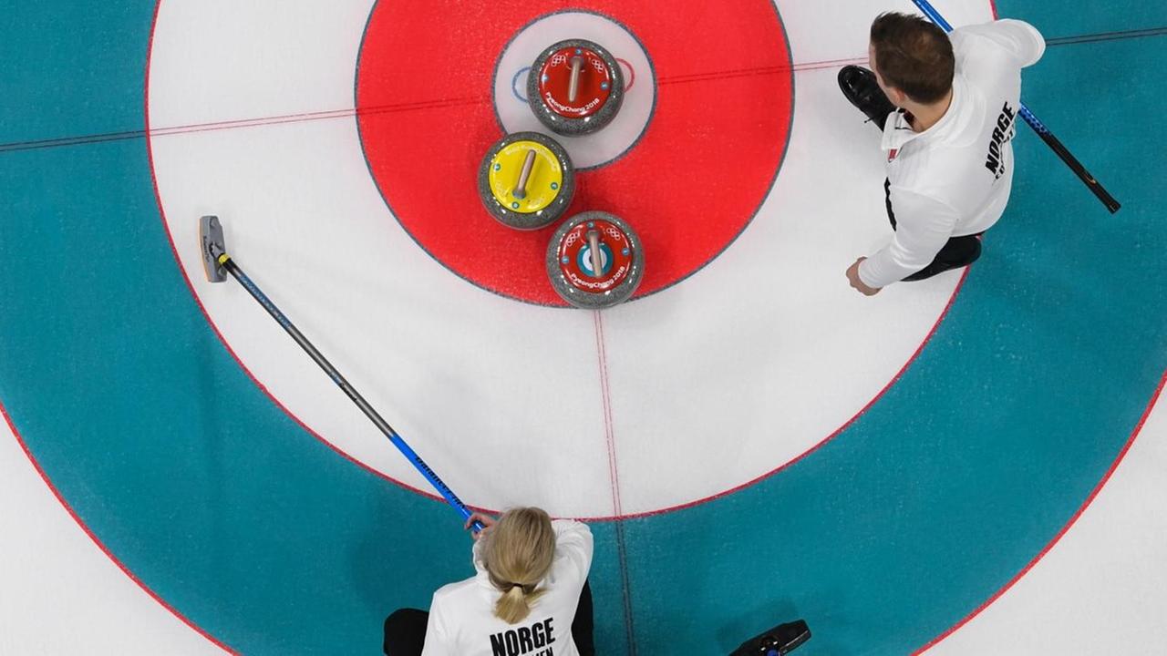 Die norwegischen Curler Magnus Nedregotten (r.) und Kristin Skaslien beim Match um Bronze gegen die Olympischen Athleten aus Russland. Die norwegischen Curler Magnus Nedregotten (r.) und Kristin Skaslien beim Match um Bronze gegen die Olympischen Athleten aus Russland.