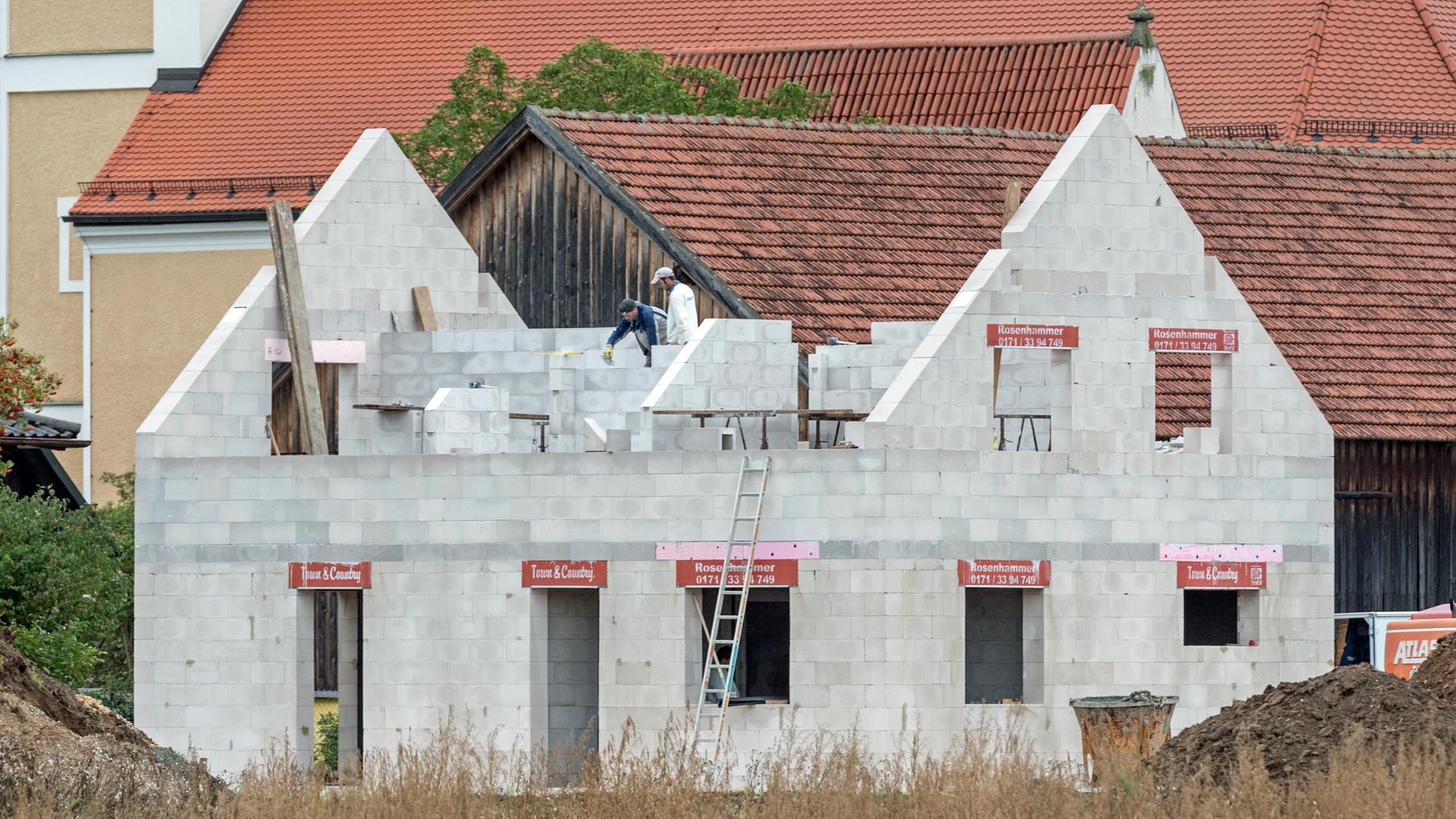 Ein Einfamilienhaus entsteht, hier im September 2013 im bayerischen Geisling. Ein Einfamilienhaus entsteht, hier im September 2013 im bayerischen Geisling.