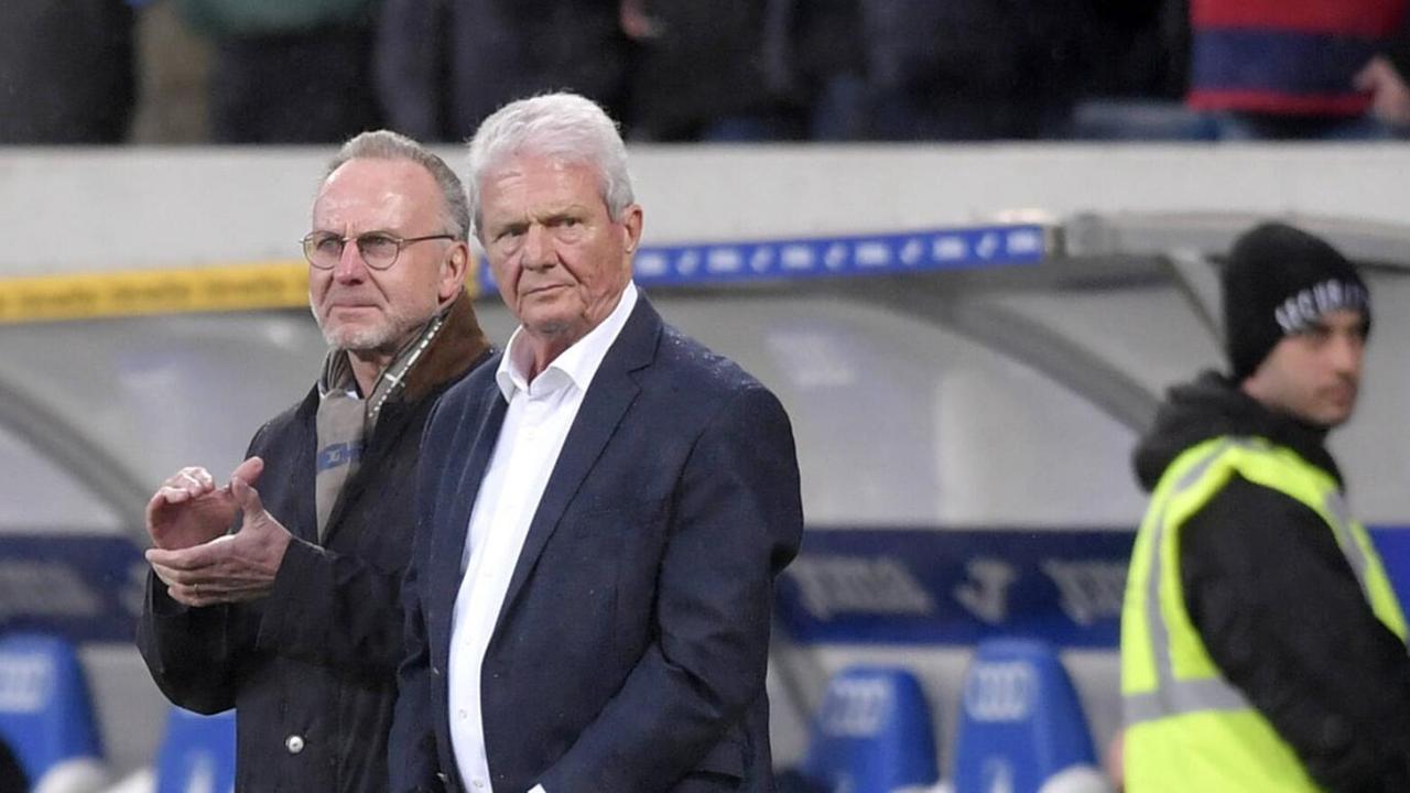 Nachdem Bayern-Ultras Hoffenheims Dietmar Hopp mit Plakaten geschändet haben, wurde das Spiel unterbrochen, danach mit einem Nichtangriffspakt zuende gebracht, Vorstandsvorsitzender Karl-Heinz Rummenigge FC Bayern München schaut mit Dietmar Hopp re die Schlussminuten vom Spielfeldrand aus an. Nachdem Bayern-Ultras Hoffenheims Dietmar Hopp mit Plakaten geschändet haben, wurde das Spiel unterbrochen, danach mit einem Nichtangriffspakt zuende gebracht, Vorstandsvorsitzender Karl-Heinz Rummenigge FC Bayern München schaut mit Dietmar Hopp re die Schlussminuten vom Spielfeldrand aus an.