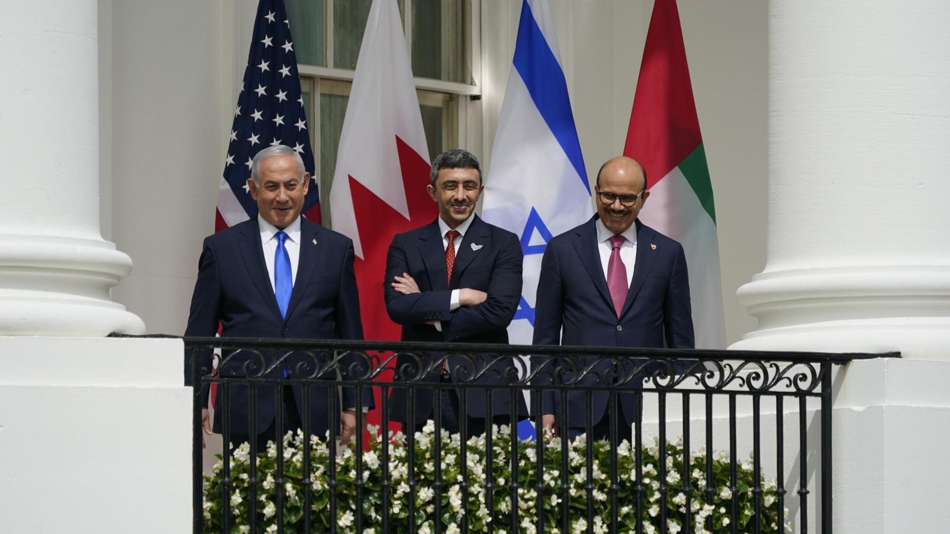 Von links nach rechts: Israles Premierminister Benjamin Netanyahu; Abdullah bin Zayed bin Sultan Al Nahyan, Außenminister der Emirate; and Dr. Abdullatif bin Rashid Alzayani, Außenminister von Bahrain im Weißen Haus, Washington, USA, am 15. September 2020. Von links nach rechts: Israles Premierminister Benjamin Netanyahu; Abdullah bin Zayed bin Sultan Al Nahyan, Außenminister der Emirate; and Dr. Abdullatif bin Rashid Alzayani, Außenminister von Bahrain im Weißen Haus, Washington, USA, am 15. September 2020.