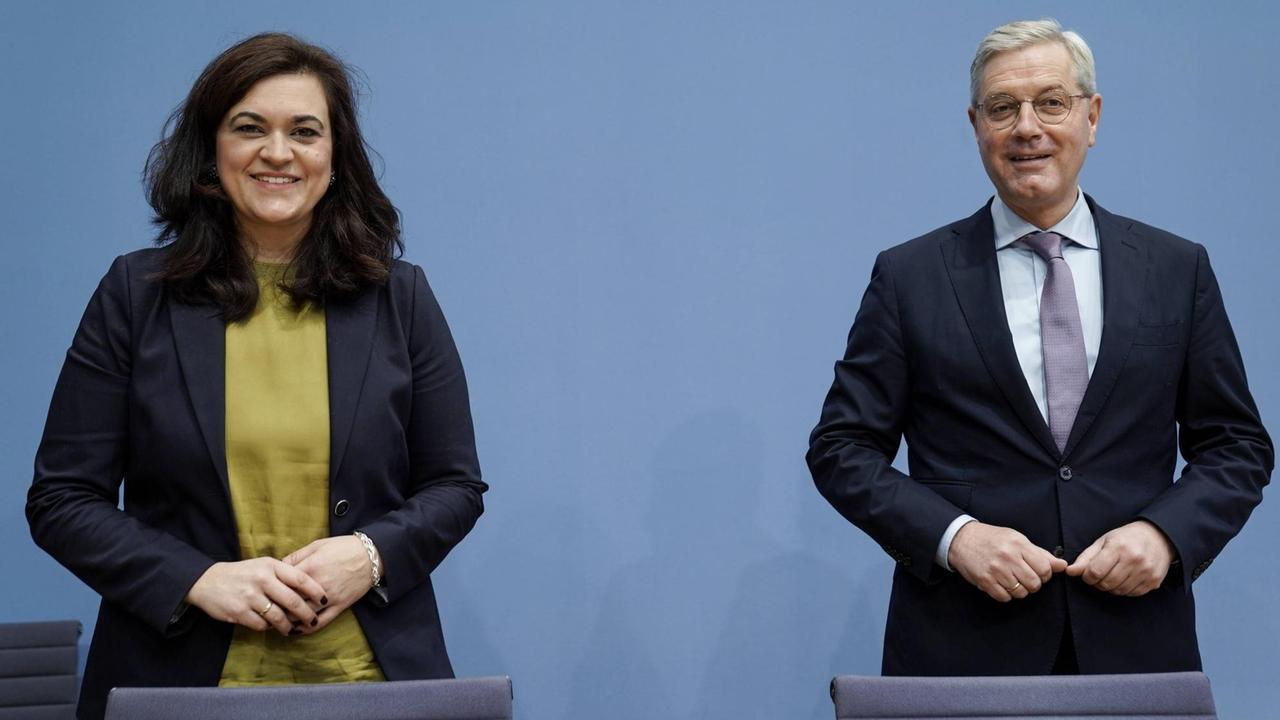 Berlin, Dr. Norbert Röttgen gemeinsam mit Franziska Hoppermann bei der Bundespressekonferenz zum Thema Kandidatur für den Vorsitz der CDU Berlin, Dr. Norbert Röttgen gemeinsam mit Franziska Hoppermann bei der Bundespressekonferenz zum Thema Kandidatur für den Vorsitz der CDU