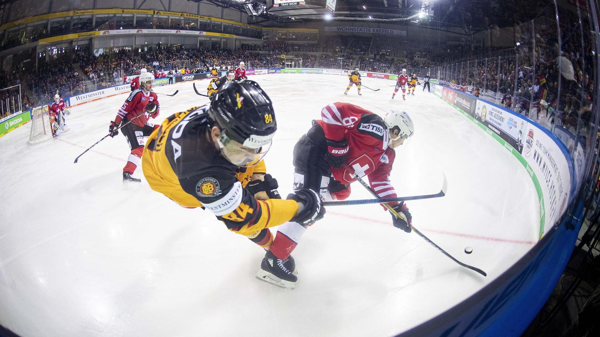 Alexander Oblinger (links) im Zweikampf gegen Samuel Kreis im Spiel Deutschland gegen die Schweiz beim Eishockey-Deutschlandcup am 9.11.19. Alexander Oblinger (links) im Zweikampf gegen Samuel Kreis im Spiel Deutschland gegen die Schweiz beim Eishockey-Deutschlandcup am 9.11.19.