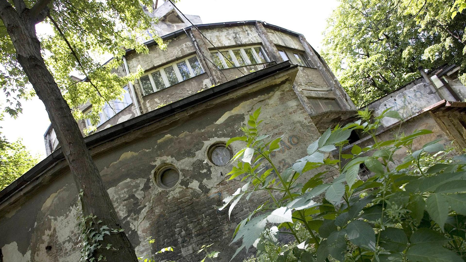 Das Hauptgebäude des ehemaligen Konzentrationslagers Staro Sajmište in Belgrad. Das Hauptgebäude des ehemaligen Konzentrationslagers Staro Sajmište in Belgrad.