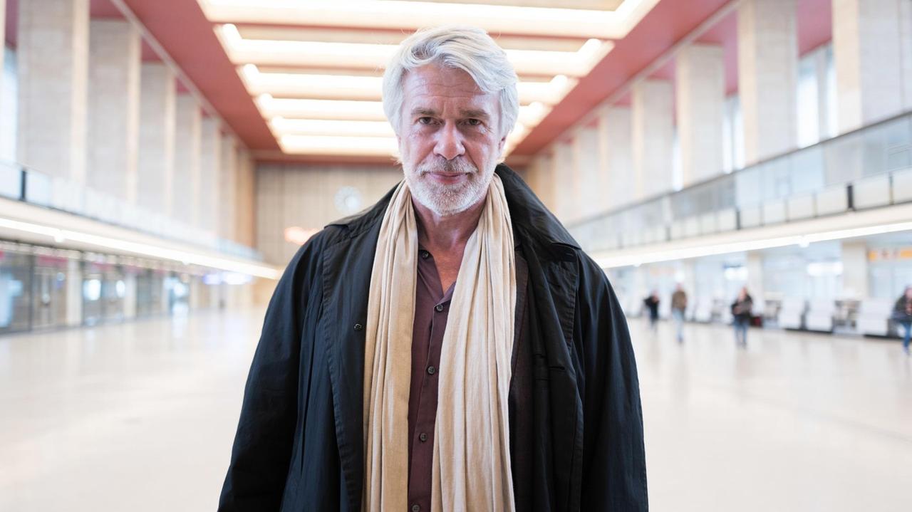 Chris Dercon, neuer Intendant der Berliner Volksbühne, auf dem Flughafen Tempelhof in Berlin Chris Dercon, neuer Intendant der Berliner Volksbühne, auf dem Flughafen Tempelhof in Berlin