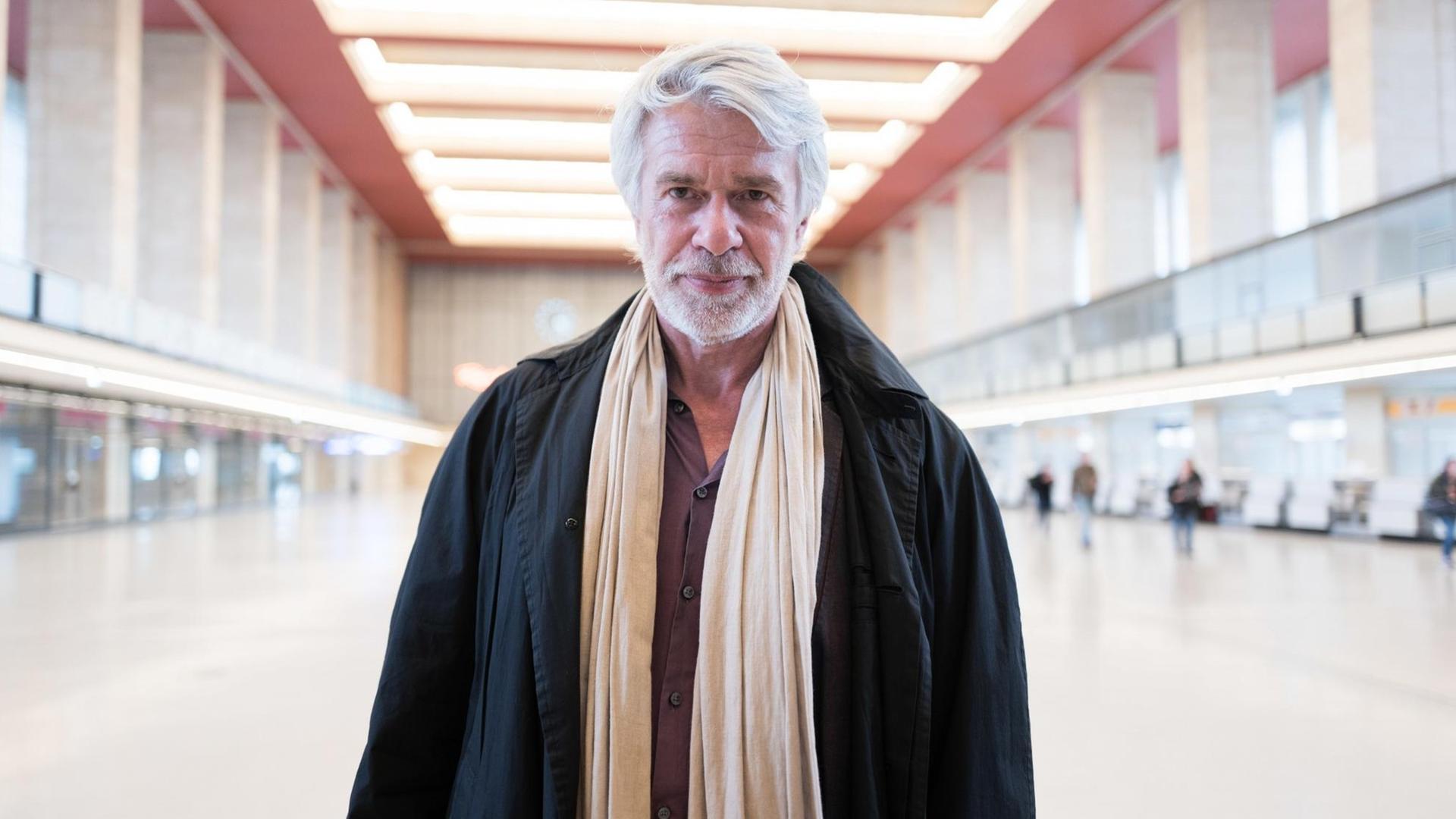 Chris Dercon, neuer Intendant der Berliner Volksbühne, auf dem Flughafen Tempelhof in Berlin Chris Dercon, neuer Intendant der Berliner Volksbühne, auf dem Flughafen Tempelhof in Berlin