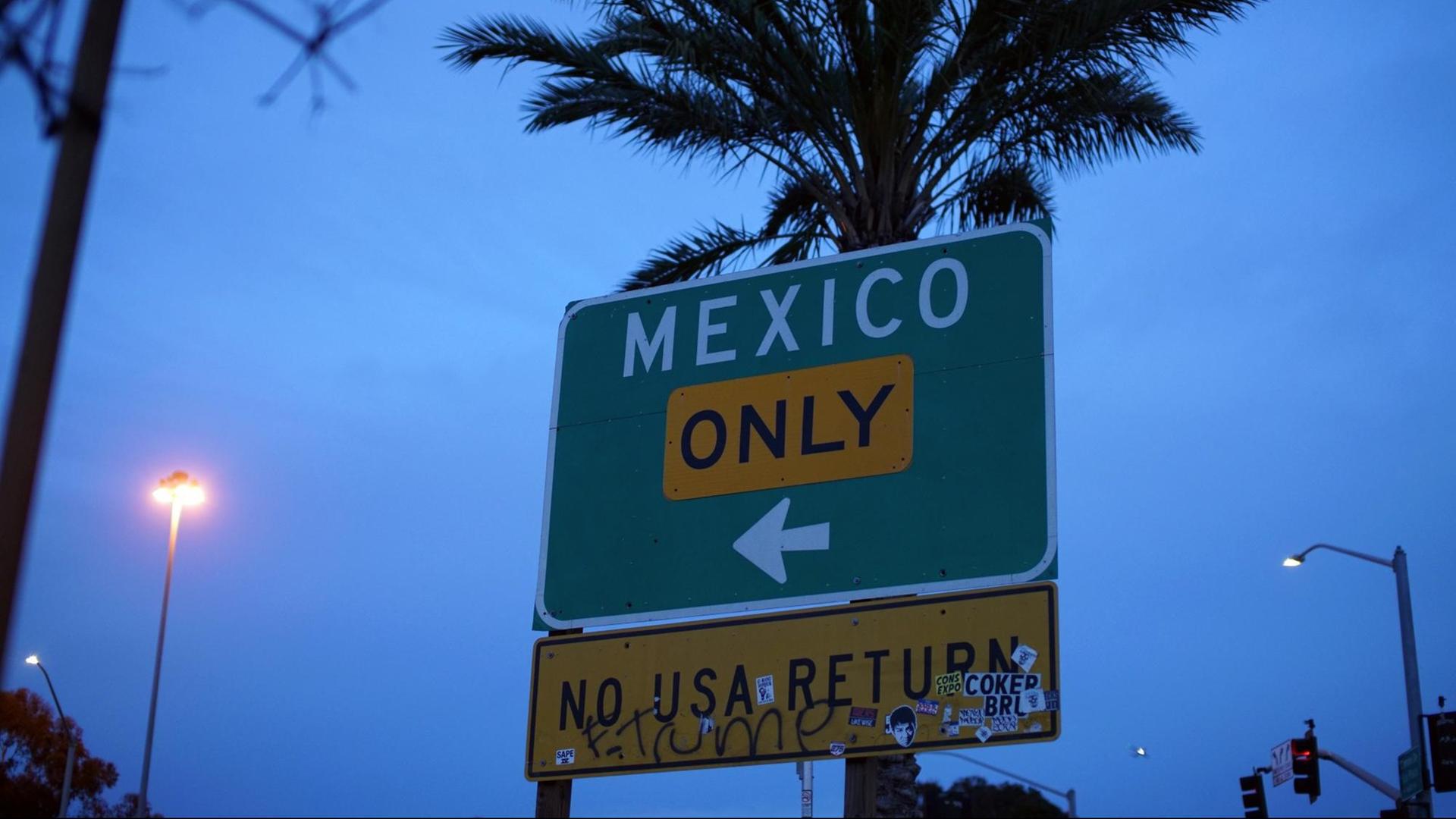 Auf einem Wegweiser vor einer Palme stehen die Worte "Mexiko Only - No USA Return". Auf einem Wegweiser vor einer Palme stehen die Worte "Mexiko Only - No USA Return".
