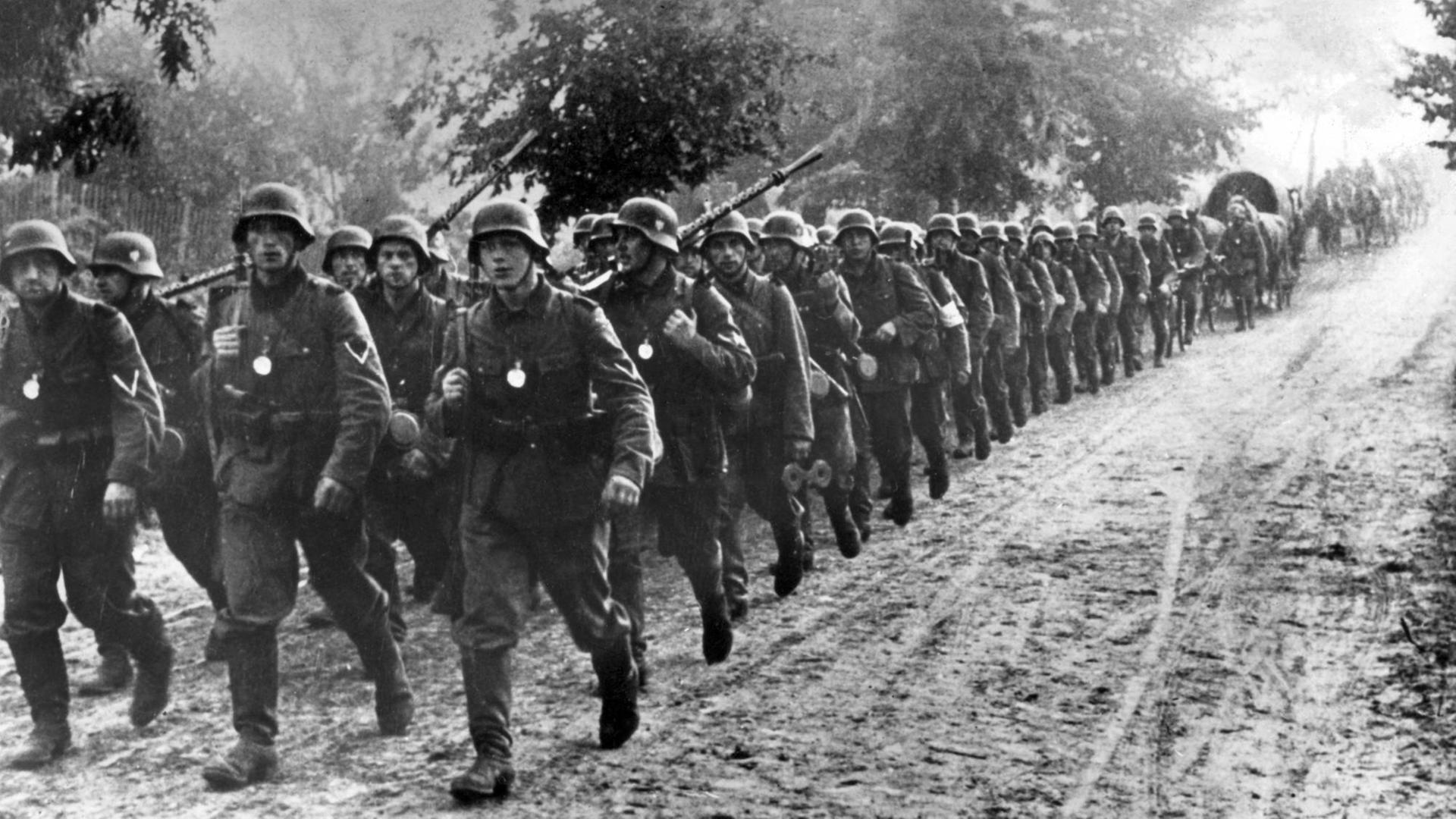 Schwarz-weiß-Bild von Soldaten der deutschen Wehrmacht, die am 1. September 1939 in Polen einmarschieren. Schwarz-weiß-Bild von Soldaten der deutschen Wehrmacht, die am 1. September 1939 in Polen einmarschieren.
