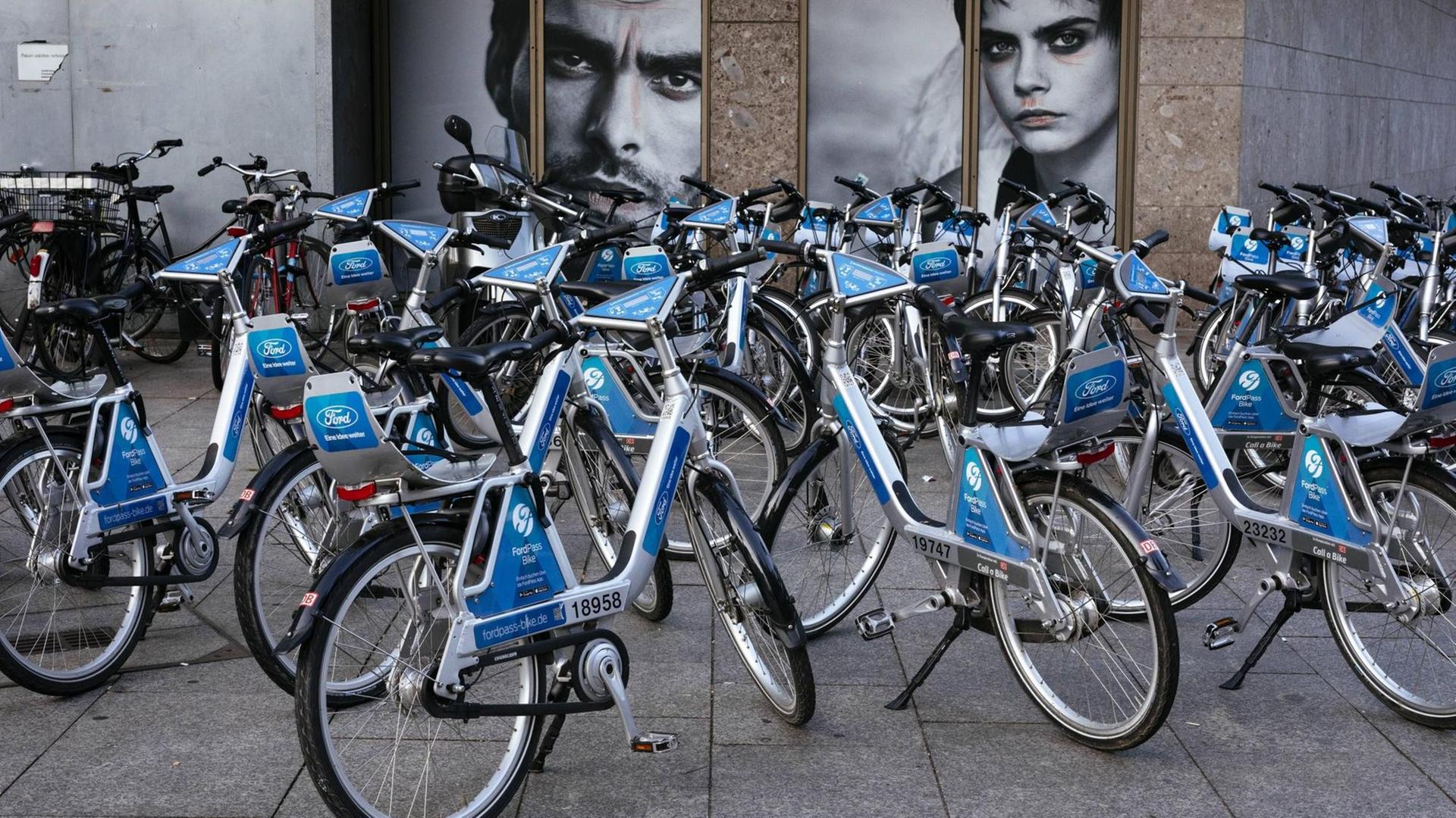 Mietfahrräder bzw. Bikesharing am Kölner Bahnhof. Mietfahrräder bzw. Bikesharing am Kölner Bahnhof.