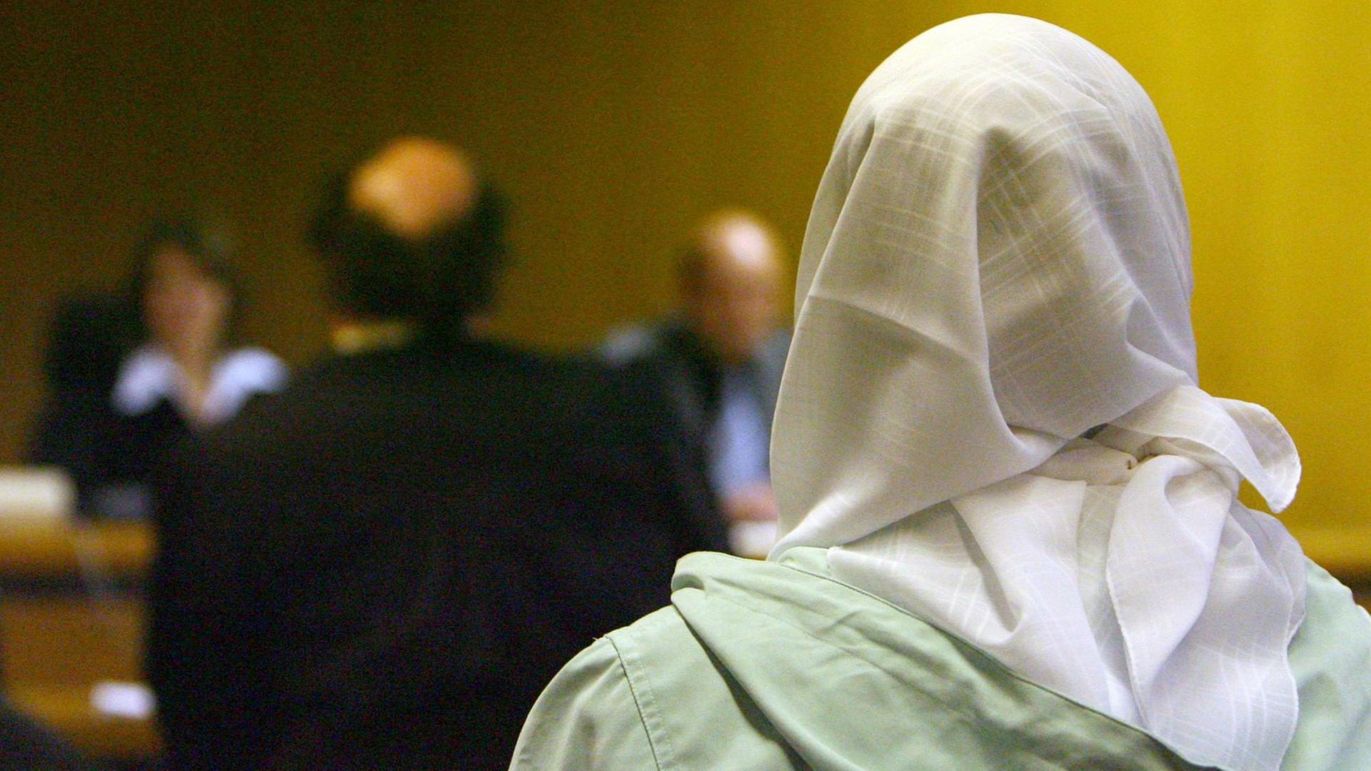 Eine Frau mit Kopftuch im Jahr 2007 im Kölner Arbeitsgericht. Eine Frau mit Kopftuch im Jahr 2007 im Kölner Arbeitsgericht.