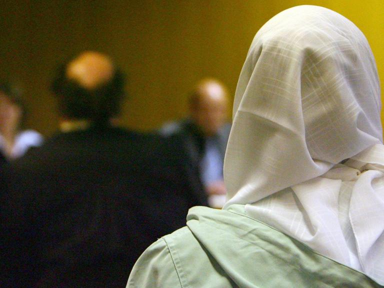 Eine Frau mit Kopftuch im Jahr 2007 im Kölner Arbeitsgericht.