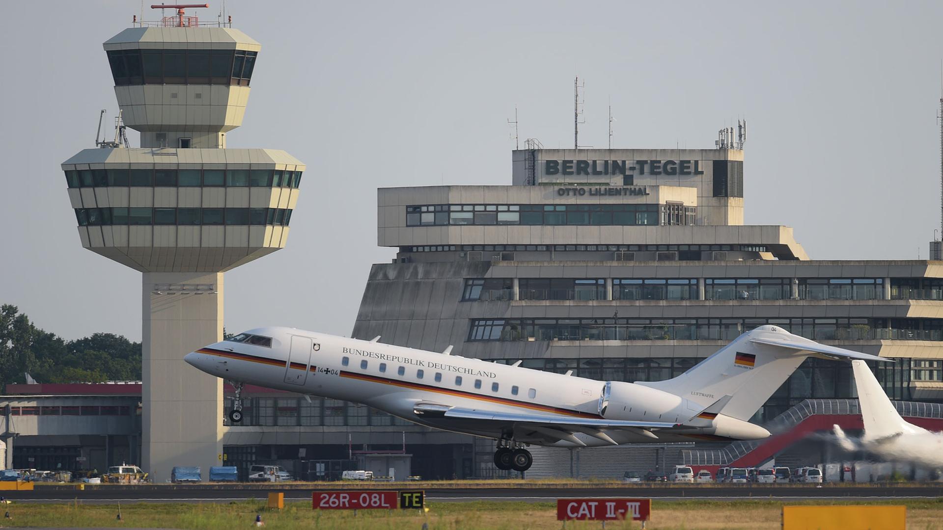 Ein Flugzeug der Bundesregierung startet auf dem Flughafen Tegel in Berlin Ein Flugzeug der Bundesregierung startet auf dem Flughafen Tegel in Berlin