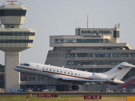 Ein Flugzeug der Bundesregierung startet auf dem Flughafen Tegel in Berlin