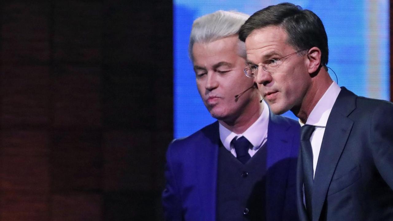 Niederlandes Ministerpräsident Mark Rutte (vorne) und Geert Wilders bei einer TV-Debatte am 13. März 2017 in Rotterdam. Niederlandes Ministerpräsident Mark Rutte (vorne) und Geert Wilders bei einer TV-Debatte am 13. März 2017 in Rotterdam.