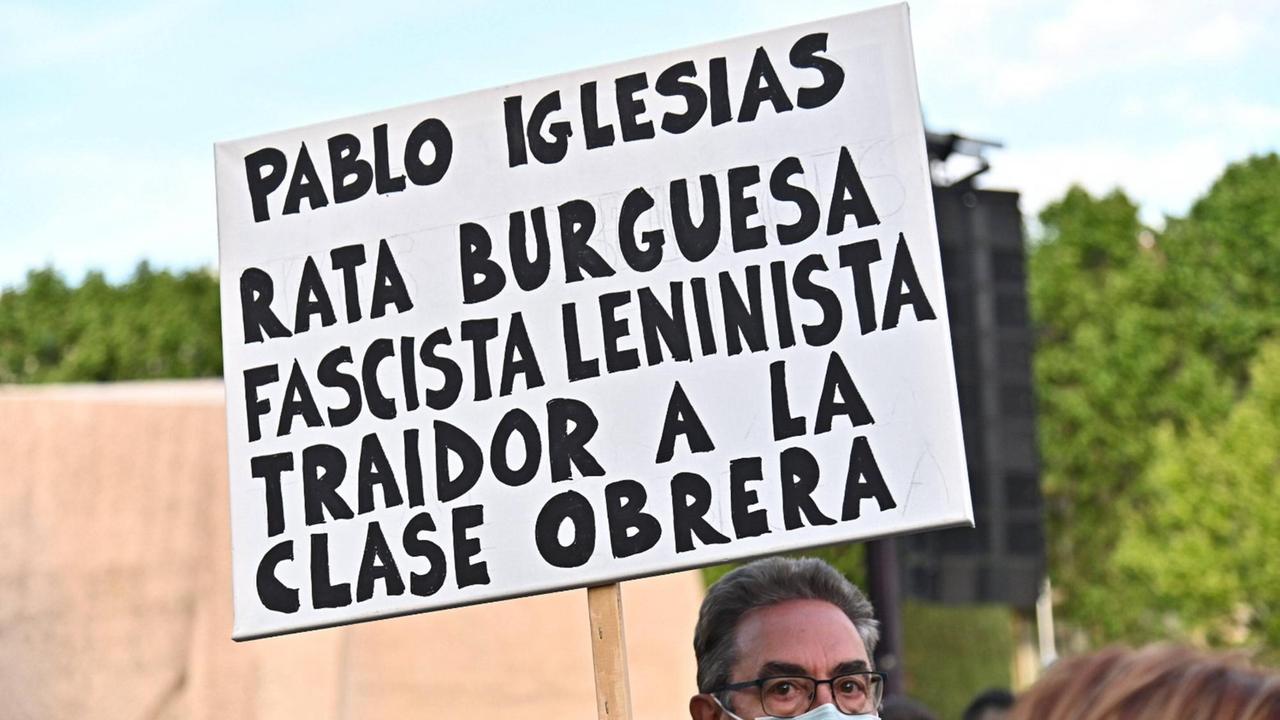 Vox-Anhänger mit einem Plakat mit Beleidigungen gegen Podemos-Politiker Pablo Iglesias bei der Parteikundgebung am 2. Mai vor der Regionalwahl in Madrid.