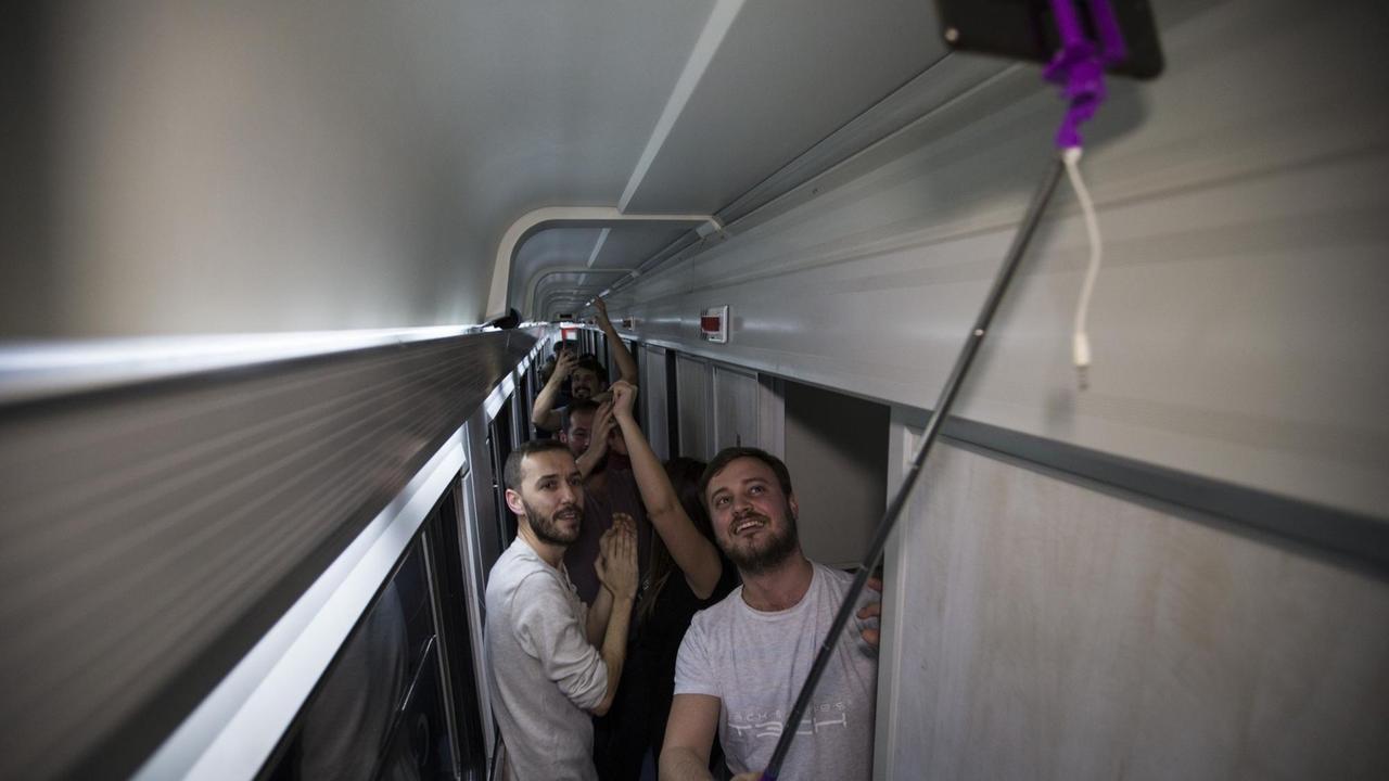 Reisende machen ein Selife im Ostexpress Reisende machen ein Selife im Ostexpress