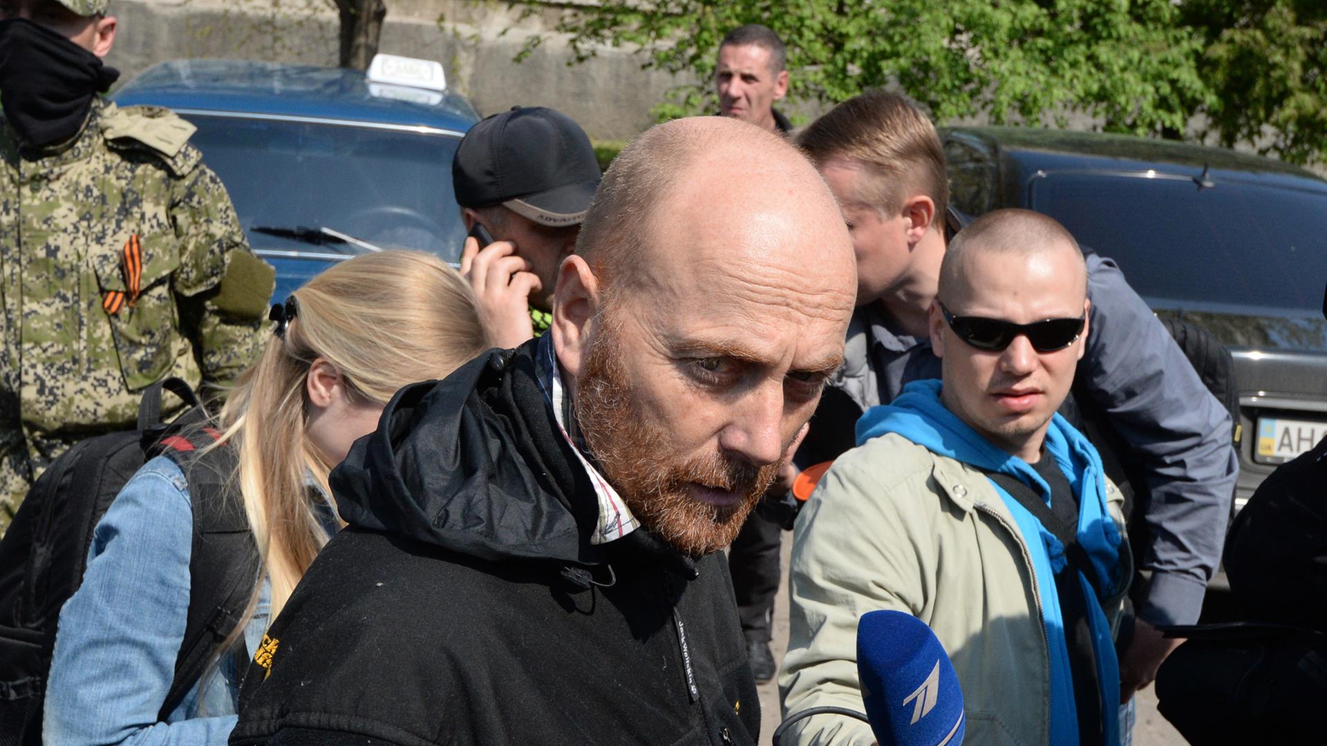 Oberst Axel Schneider spricht nach seiner Freilassung mit Journalisten. Oberst Axel Schneider spricht nach seiner Freilassung mit Journalisten.