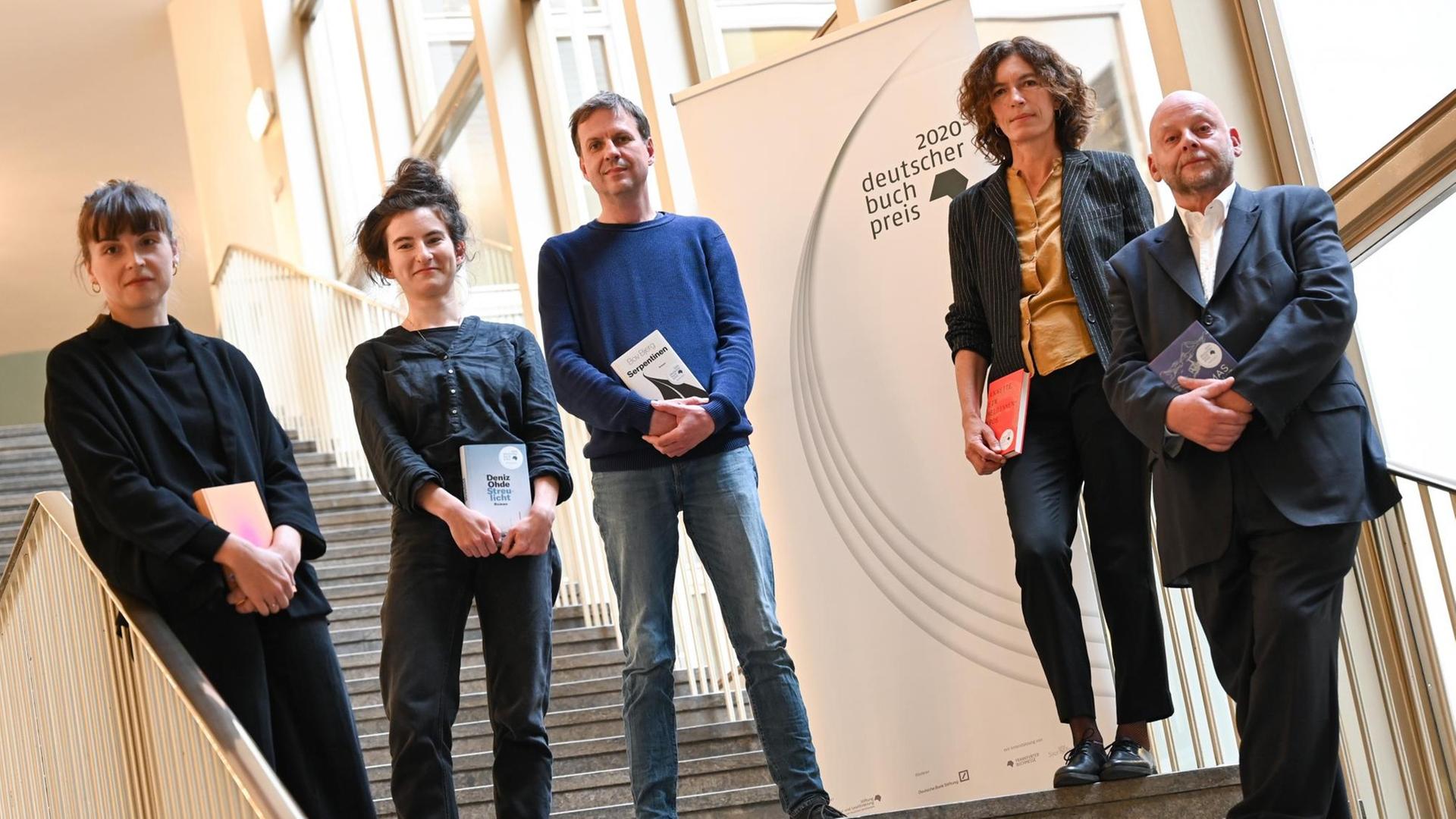 Dorothee Elmiger, Deniz Ohde, Bov Bjerg, Anne Weber und Thomas Hettche stehen mit ihren für den Deutschen Buchpreis 2020 nominierten Büchern im Frankfurter Römer