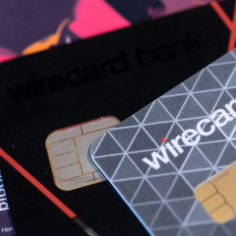 Kreditkarten zum kontaktlosen Bezahlen in einem Showroom von Wirecard. Foto: Sven Hoppe/dpa | Verwendung weltweit