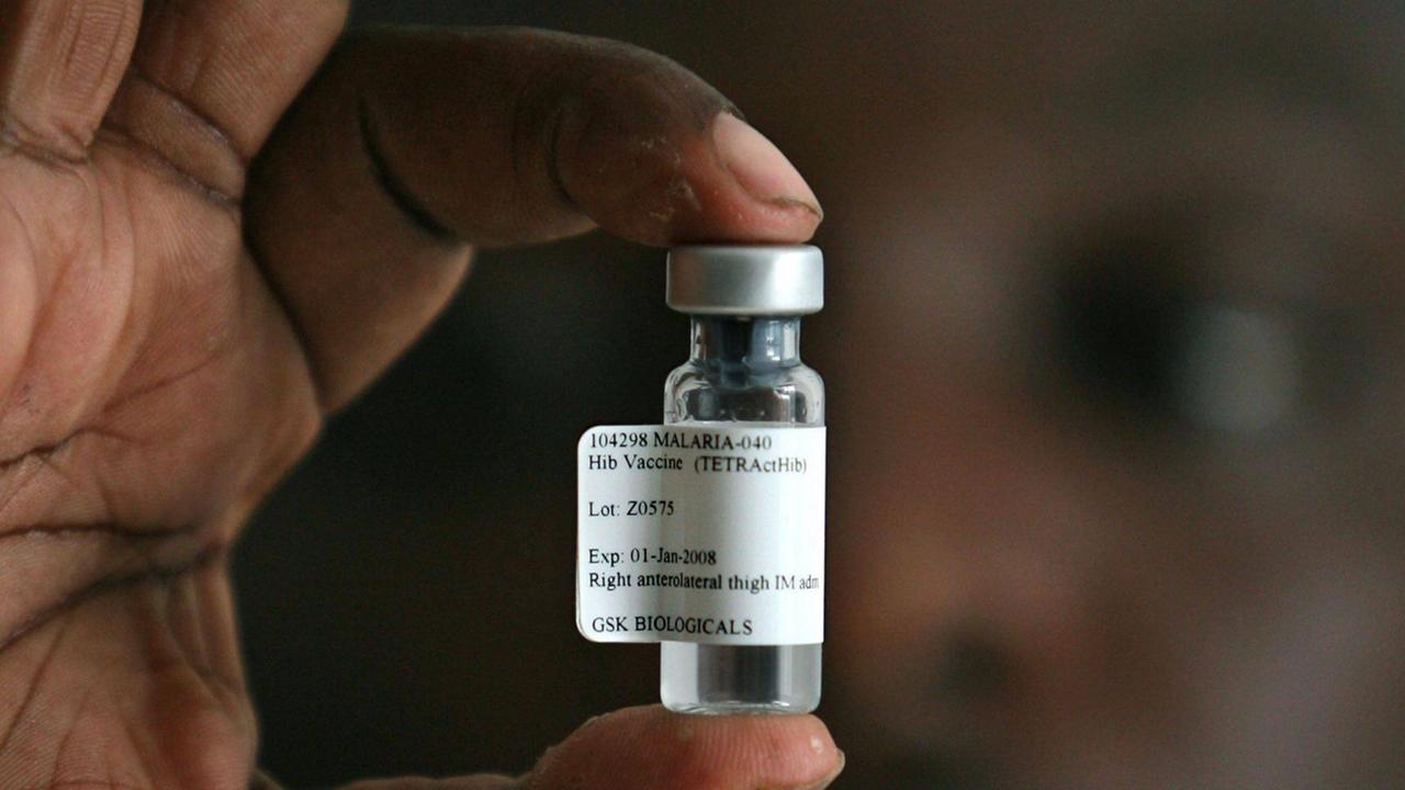 Eine Hand hält eine Ampulle mit dem Malaria-Impfstoff. Eine Hand hält eine Ampulle mit dem Malaria-Impfstoff.