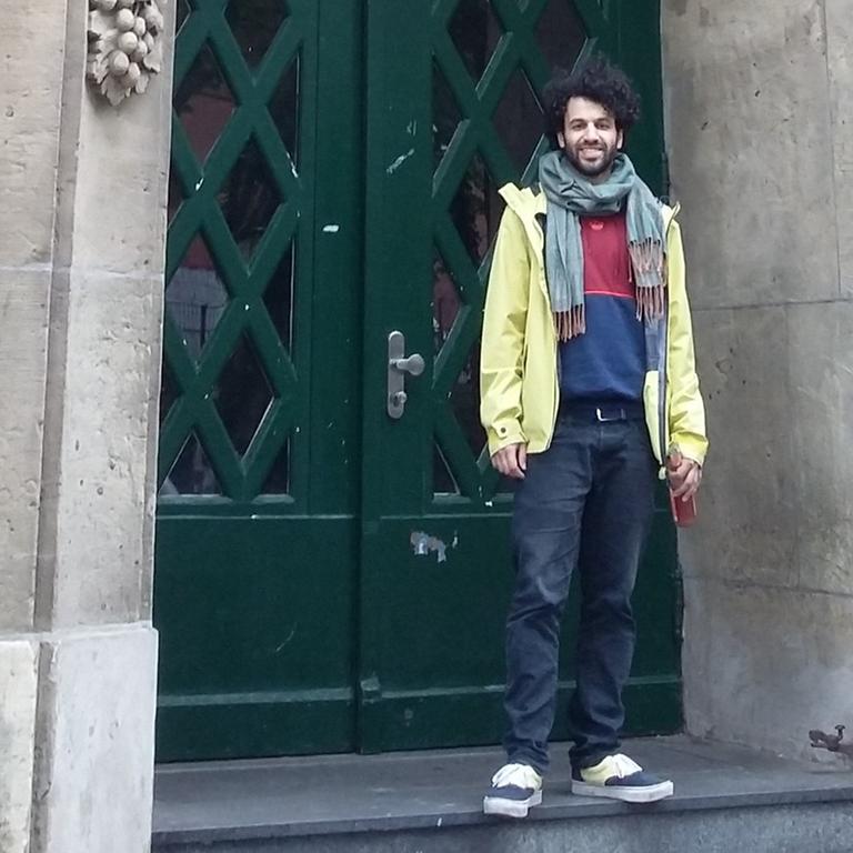 Der Schauspieler Yasin Özen vor seiner ehemaligen Grundschule im Hamburger Karolinenviertel Der Schauspieler Yasin Özen vor seiner ehemaligen Grundschule im Hamburger Karolinenviertel