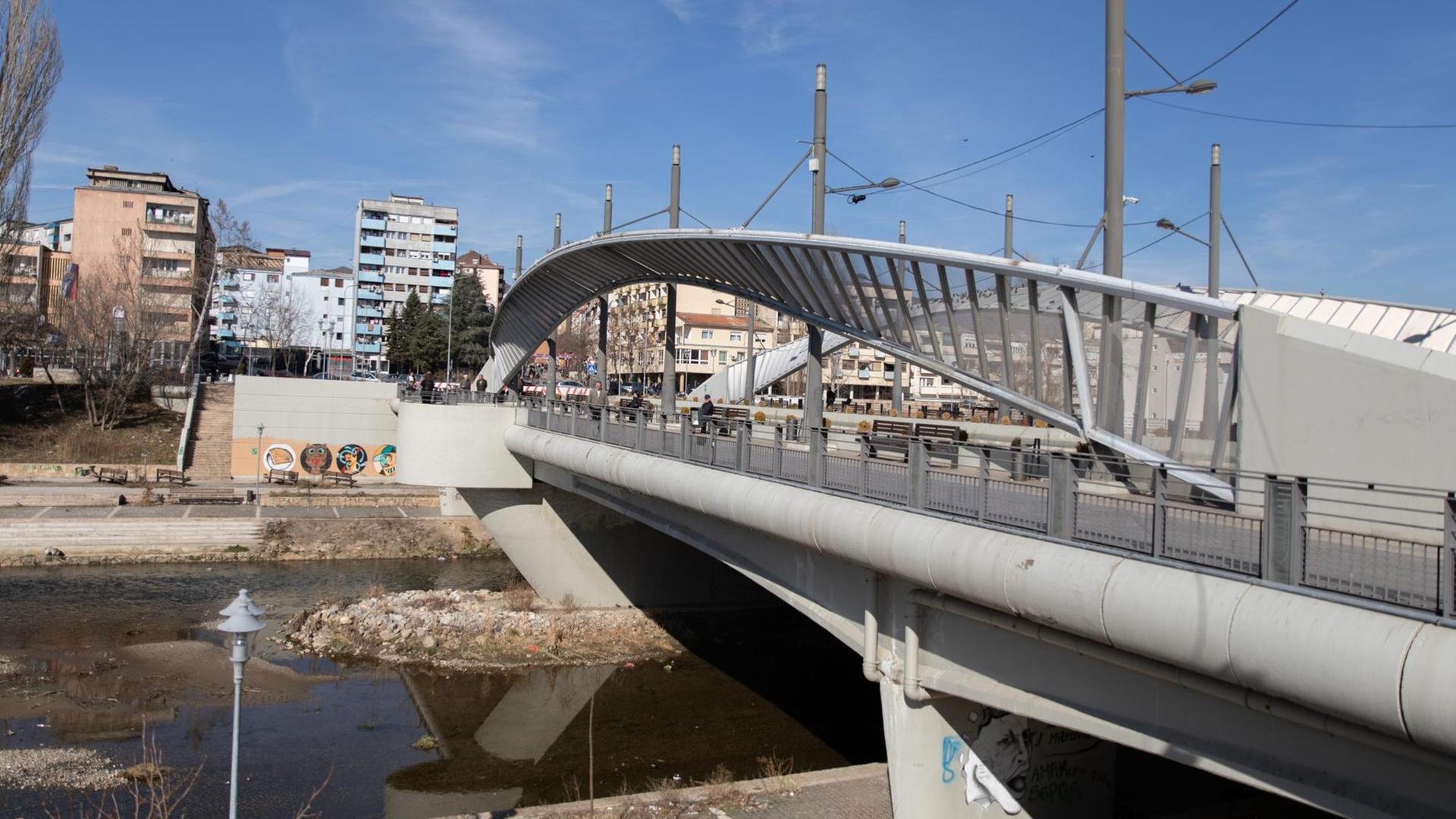 Die Stadt Mitrovica im Kosovo. Eine ehemals weiße Brücke verbindet den Norden mit dem Süden und ist ein Symbol für den Konflikt zwischen Serben und Albanern.