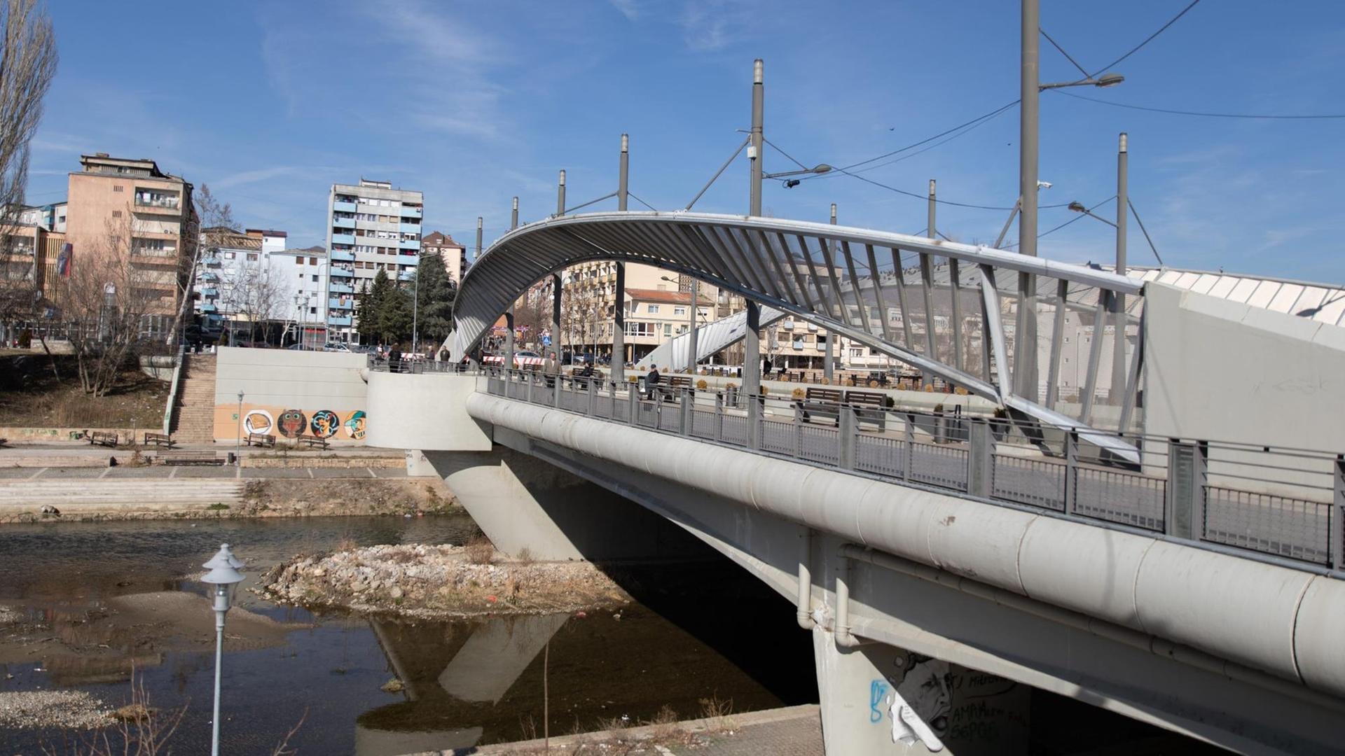 Die Stadt Mitrovica im Kosovo. Eine ehemals weiße Brücke verbindet den Norden mit dem Süden und ist ein Symbol für den Konflikt zwischen Serben und Albanern. Die Stadt Mitrovica im Kosovo. Eine ehemals weiße Brücke verbindet den Norden mit dem Süden und ist ein Symbol für den Konflikt zwischen Serben und Albanern.