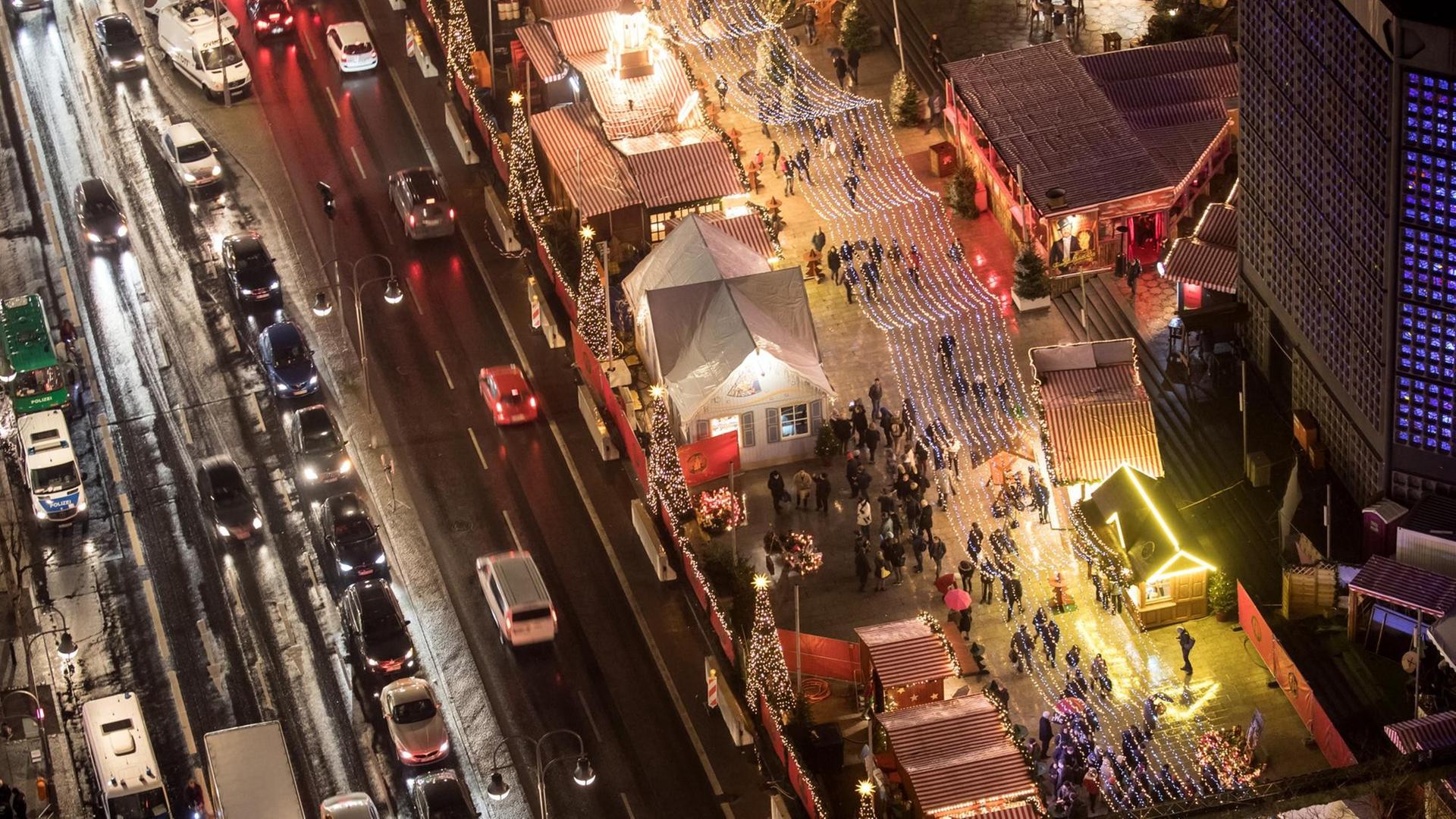 Blick auf den Weihnachtsmarkt am Breitscheidplatz in Berlin. Blick auf den Weihnachtsmarkt am Breitscheidplatz in Berlin.