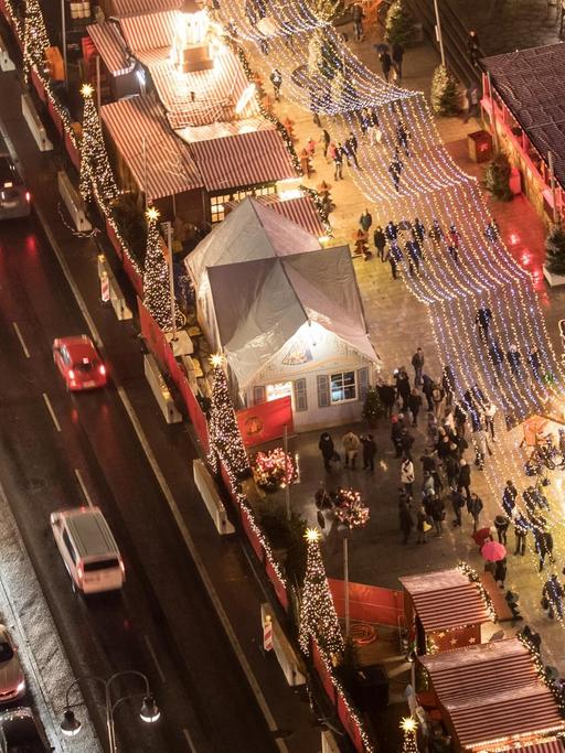 Blick auf den Weihnachtsmarkt am Breitscheidplatz in Berlin.