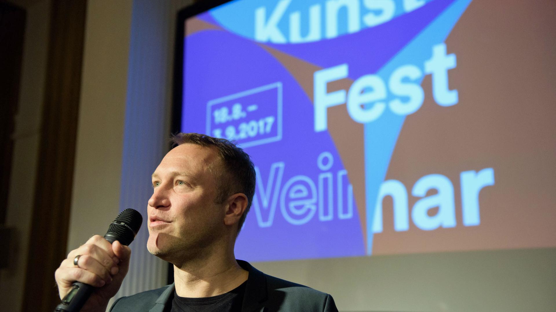 Christian Holtzhauer, Künstlerischer Leiter des Weimarer Kunstfest, spricht am 25.04.2017 während der Programmvorstellung für das Kunstfest in Weimar (Thüringen). Das Festival wird am 18.08. eröffnet und läuft bis zum 03.09. Christian Holtzhauer, Künstlerischer Leiter des Weimarer Kunstfest, spricht am 25.04.2017 während der Programmvorstellung für das Kunstfest in Weimar (Thüringen). Das Festival wird am 18.08. eröffnet und läuft bis zum 03.09.