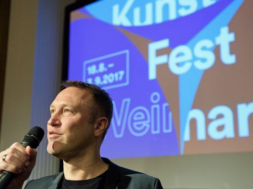 Christian Holtzhauer, Künstlerischer Leiter des Weimarer Kunstfest, spricht am 25.04.2017 während der Programmvorstellung für das Kunstfest in Weimar (Thüringen). Das Festival wird am 18.08. eröffnet und läuft bis zum 03.09.