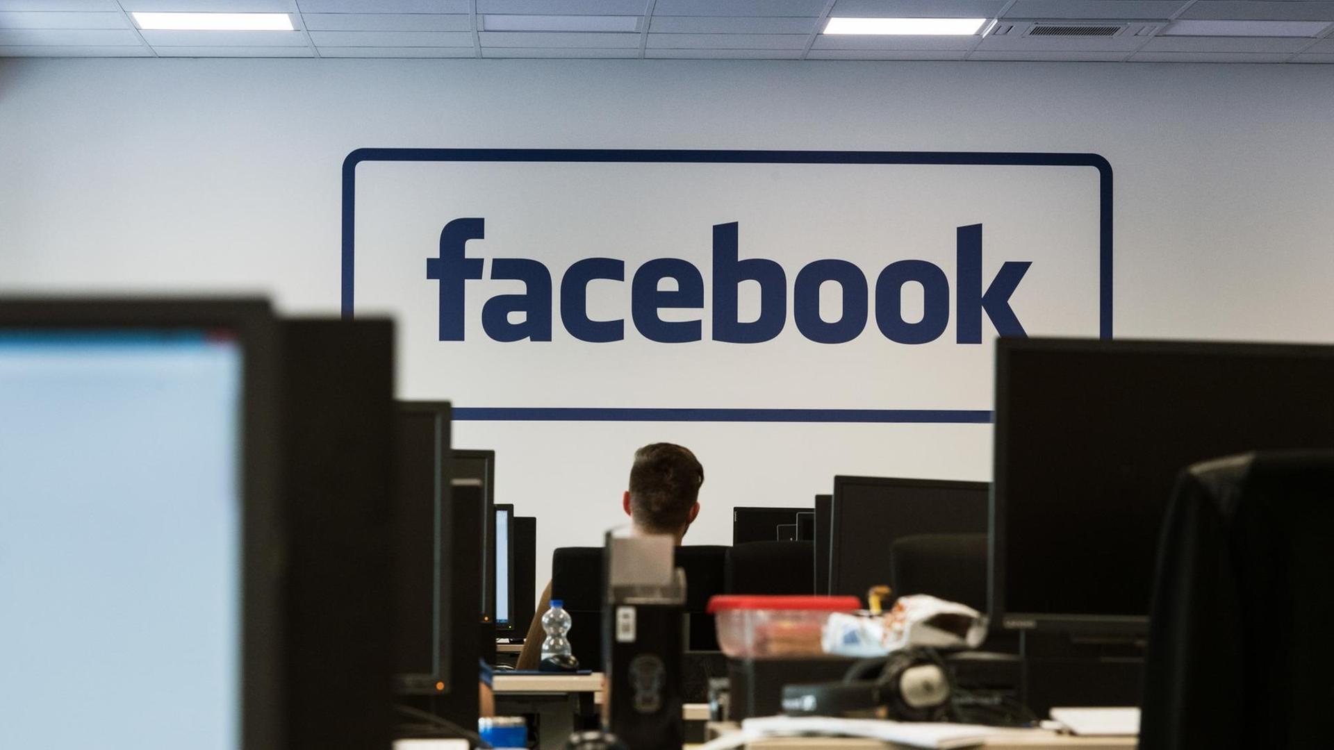 Mitarbeiter sitzen in einem Büro von Facebook Mitarbeiter sitzen in einem Büro von Facebook