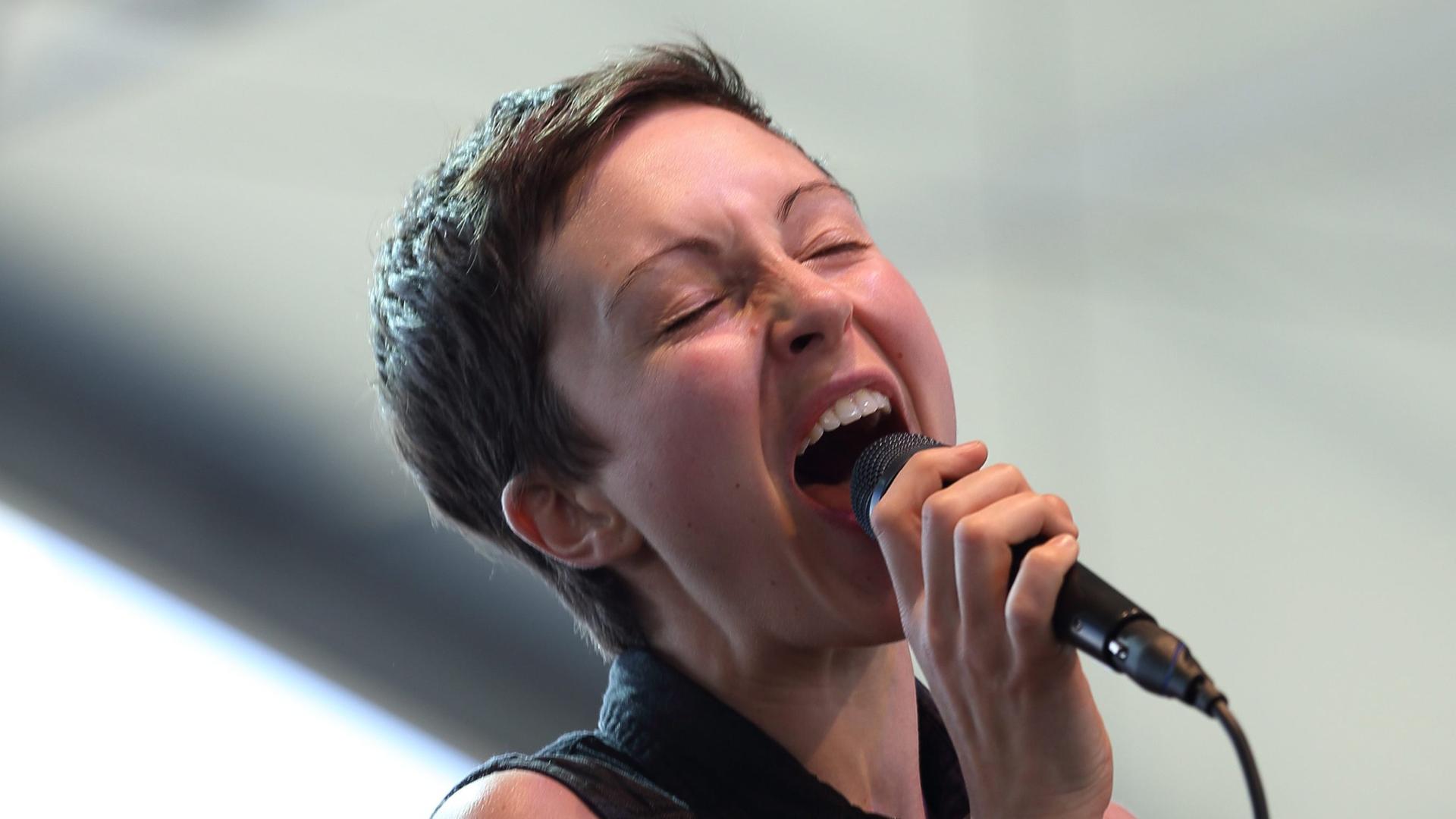 Channy Leaneagh, Sängerin der amerikanischen Indie-Rockband POLICA Channy Leaneagh, Sängerin der amerikanischen Indie-Rockband POLICA
