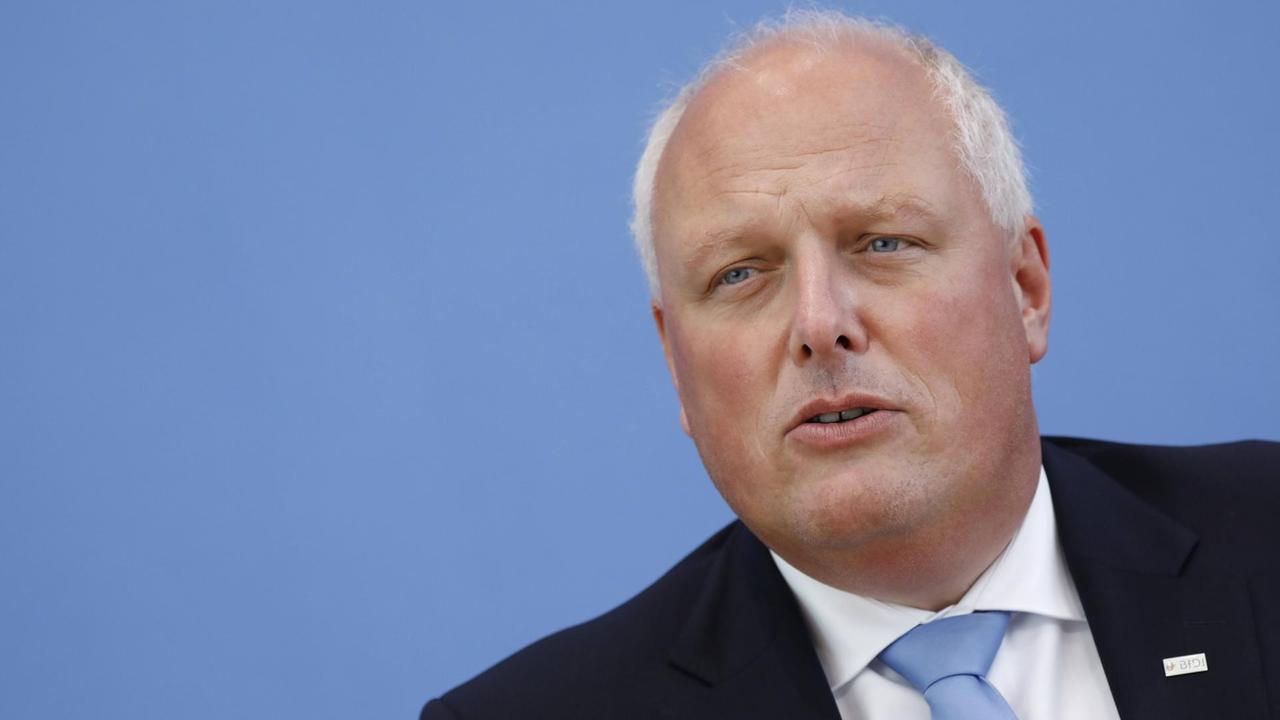 Prof. Ulrich Kelber, Bundesbeauftragter für den Datenschutz und die Informationsfreiheit BfDI, Deutschland, sitzt in der Bundespressekonferenz vor einer blauen Wand. Prof. Ulrich Kelber, Bundesbeauftragter für den Datenschutz und die Informationsfreiheit BfDI, Deutschland, sitzt in der Bundespressekonferenz vor einer blauen Wand.