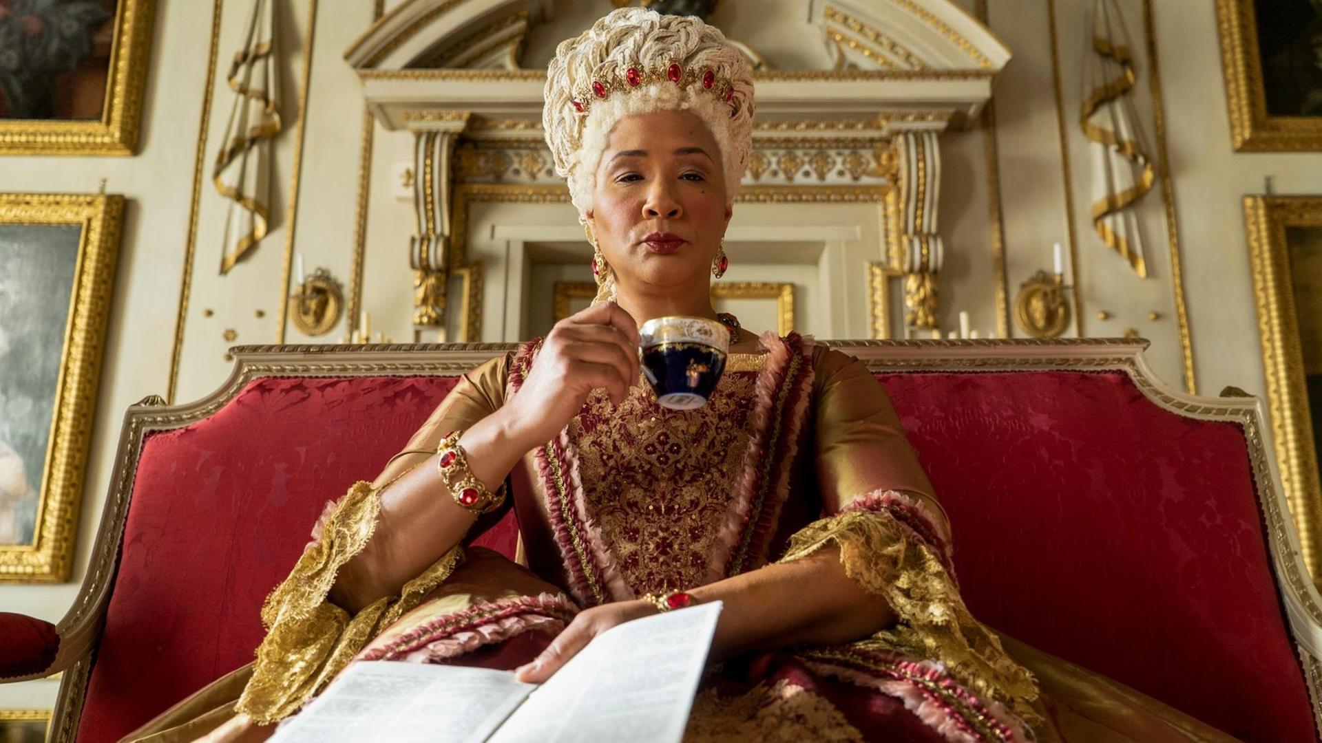 In "Bridgerton" ist Queen Charlotte schwarz. In "Bridgerton" ist Queen Charlotte schwarz.