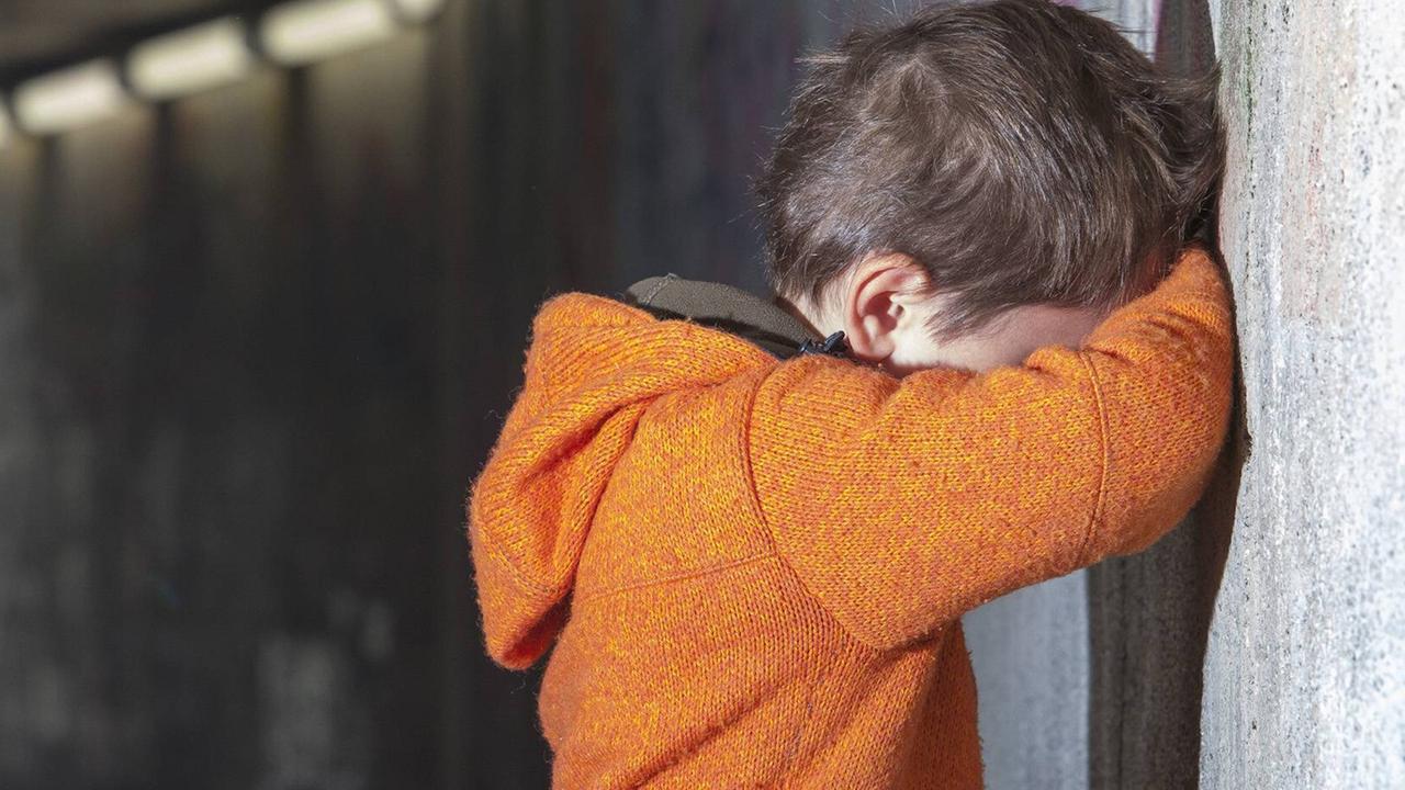 Ein Fünfjähriger steht verzweifelt in einem Tunnel Ein Fünfjähriger steht verzweifelt in einem Tunnel