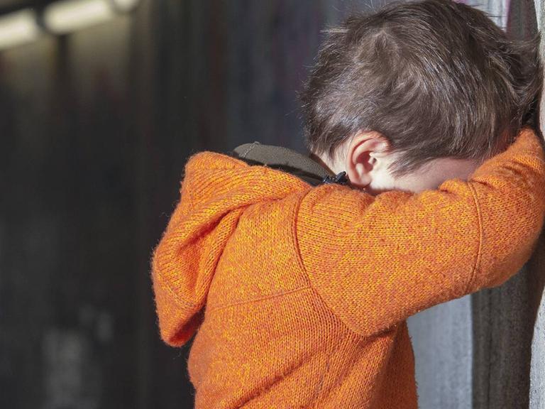 Ein Fünfjähriger steht verzweifelt in einem Tunnel