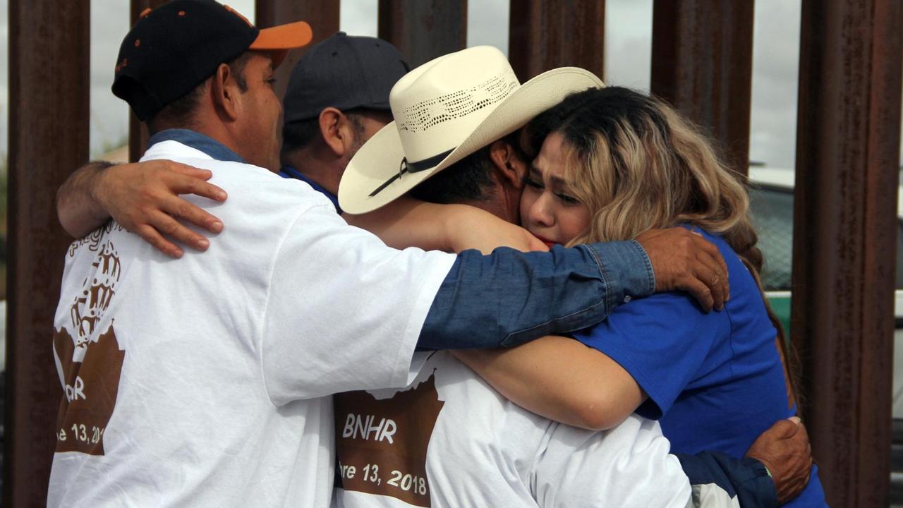 Das Foto zeigt Mitglieder einer Familie, die den USA und Mexiko getrennt lebt - und sich für einige Minuten an der Grenze treffen durfte.