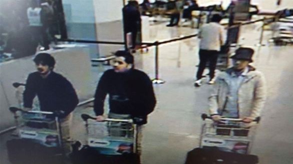 Das Bild einer Überwachungskamera im Flughafen von Brüssel zeigt drei Männer, die die Ermittler als Terrorverdächtige einstufen. Das Bild einer Überwachungskamera im Flughafen von Brüssel zeigt drei Männer, die die Ermittler als Terrorverdächtige einstufen.