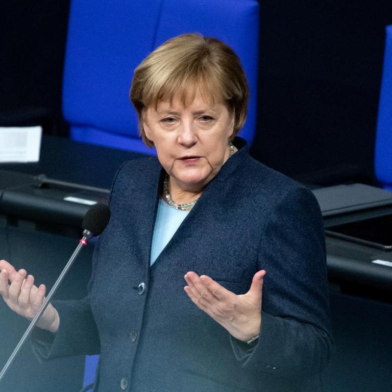 Bundeskanzlerin Angela Merkel (CDU) beantwortet bei der Regierungsbefragung während der Plenarsitzung im Deutschen Bundestag die Fragen der Abgeordneten.