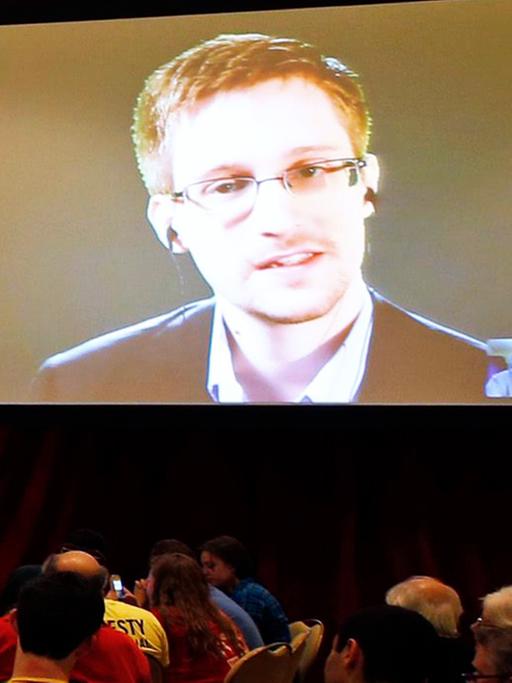 Videokonferenz mit Snowden (hier am 5. April 2014 in Chicago) - eine mögliche Lösung