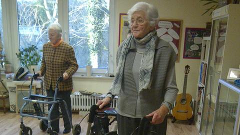 Gisela Peters und Ingeborg Düfelmeier beim Rollator-Tanzkurs im "Kulturverein Granatapfel e.V." in Stuhr-Brinkum