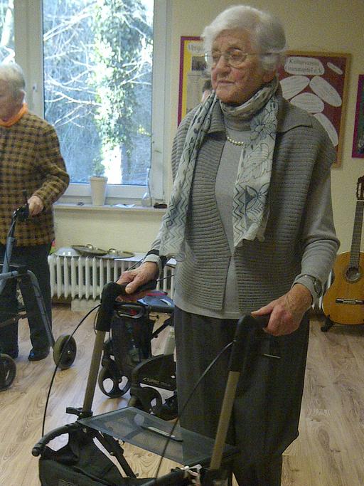 Gisela Peters und Ingeborg Düfelmeier beim Rollator-Tanzkurs im "Kulturverein Granatapfel e.V." in Stuhr-Brinkum